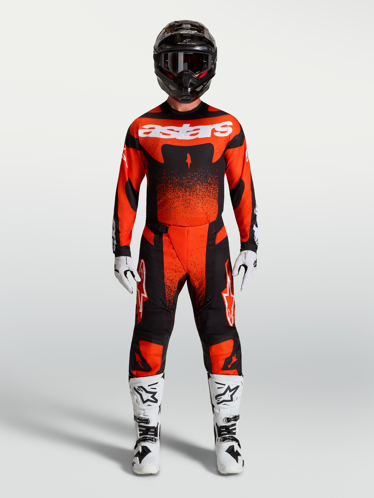 Alpinestars Techstar Swan tröja och gear set, röd och svart herrmotocrossoutfit med vita stövlar för terrängkörning.