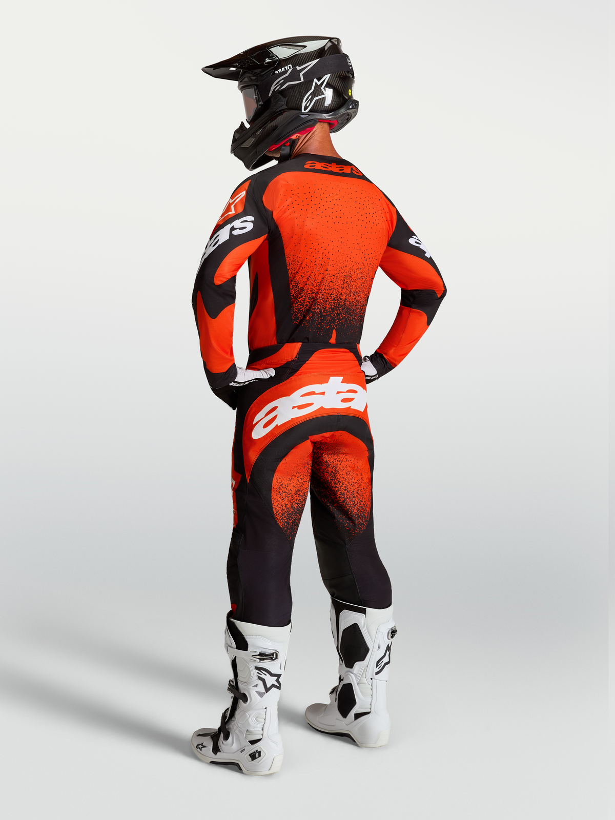 Alpinestars Techstar Swan tröja och gear-set, röd och svart motocrossutrustning för herr, vy bakifrån.