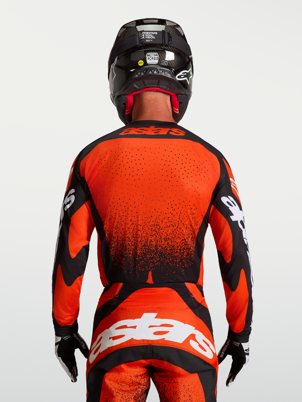 Alpinestars Techstar Swan tröja, röd och svart motocross-tröja för herrar, vy bakifrån med förlängd rygg och laserperforeringar för ventilation