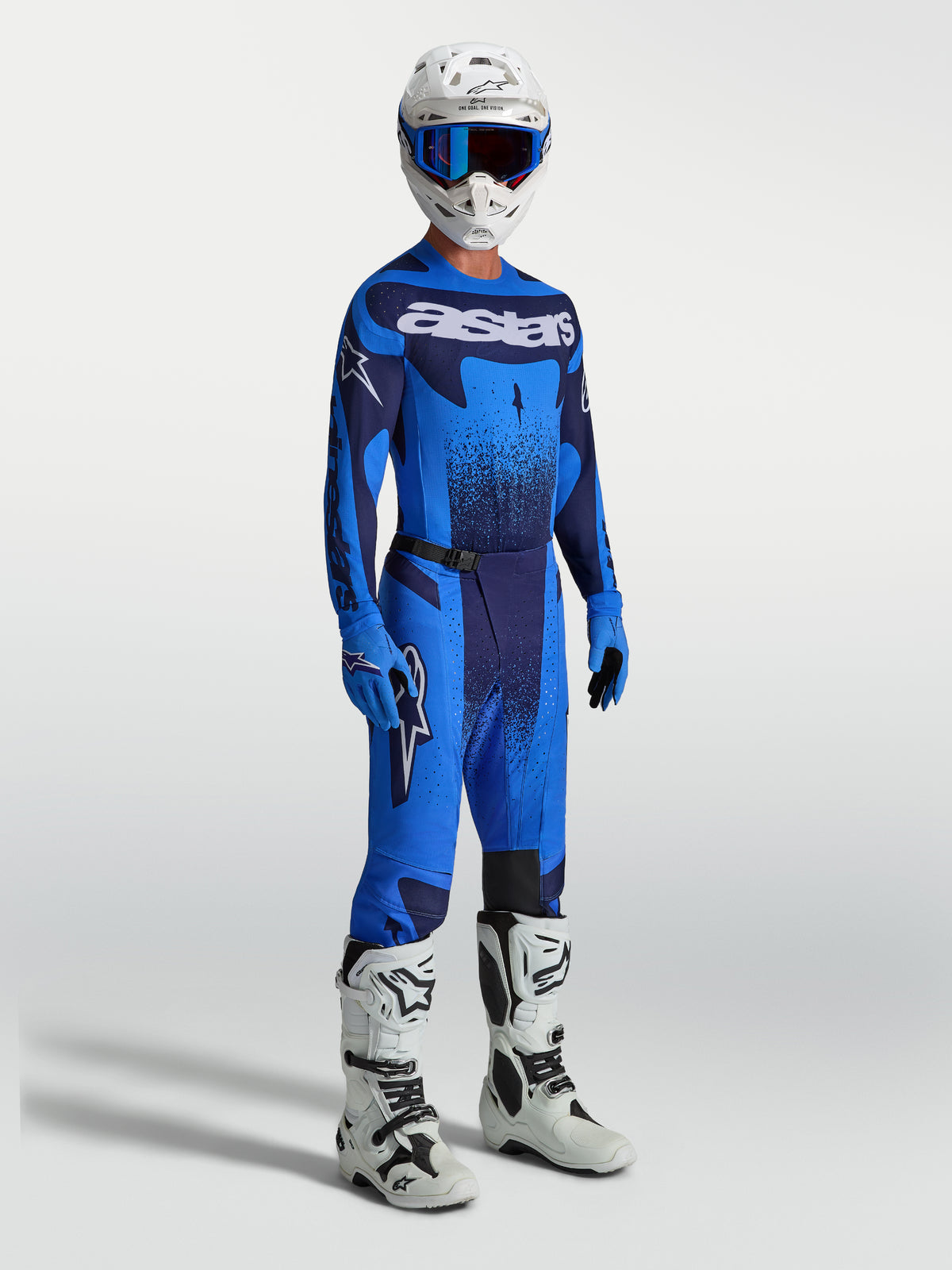 Alpinestars Techstar Swan tröja och MC-ställ, blå och mörkblå motocross-outfit för herr med vita stövlar.