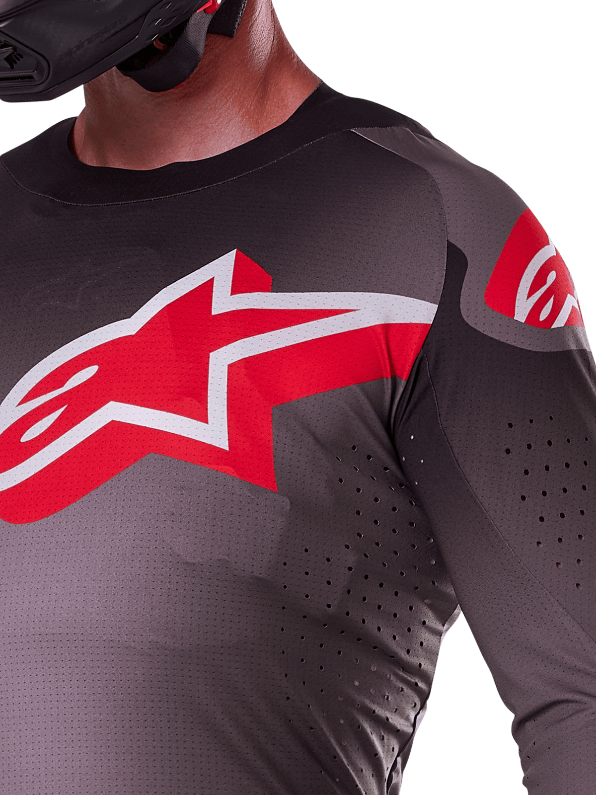 Alpinestars 2025 Supertech Lipan tröja, motocross-tröja, Smoke Bright Red, närbild av bröst och axel med röd och vit Alpinestars-logotyp, laserskurna perforeringar för ventilation, lätt stretch-mesh-material, atletisk tävlingspassform