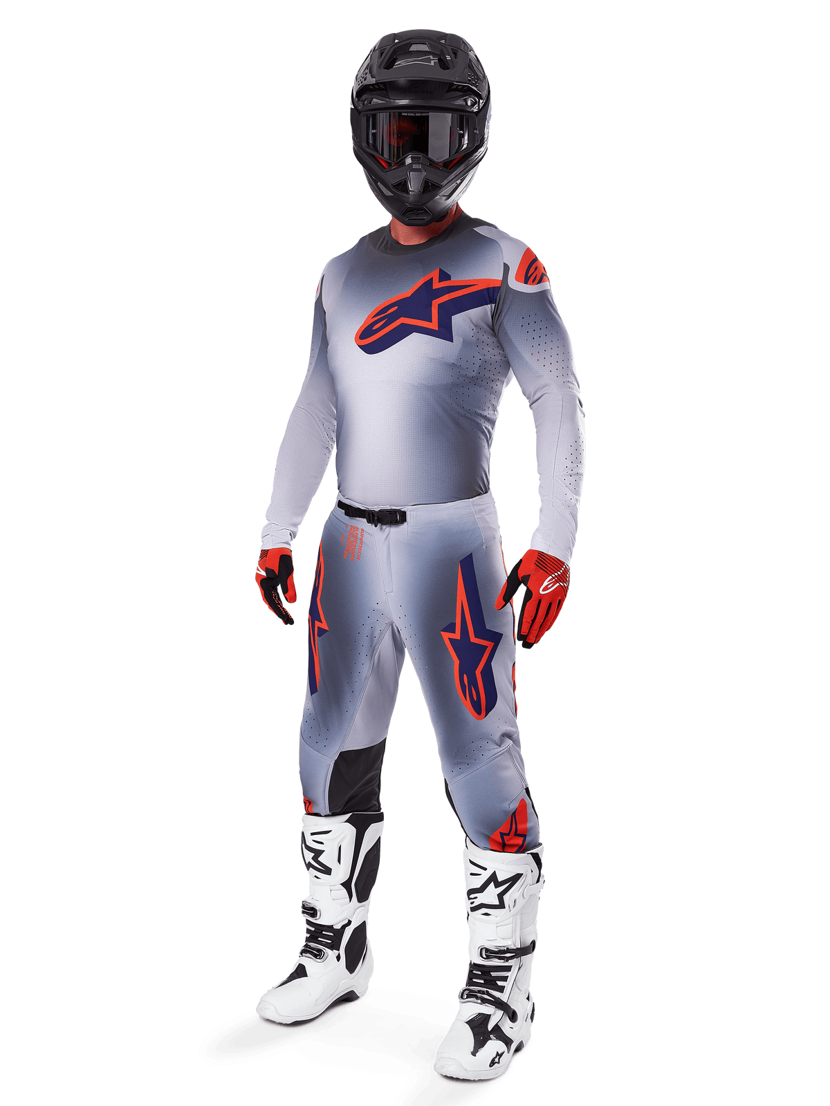 Motocrossförare bär Alpinestars 2025 Supertech Lipan Jersey i grått och orange fluo, matchande grå byxor med orange detaljer, svart hjälm, vita och svarta stövlar samt orange och svarta handskar, professionell utrustning för terrängkörning