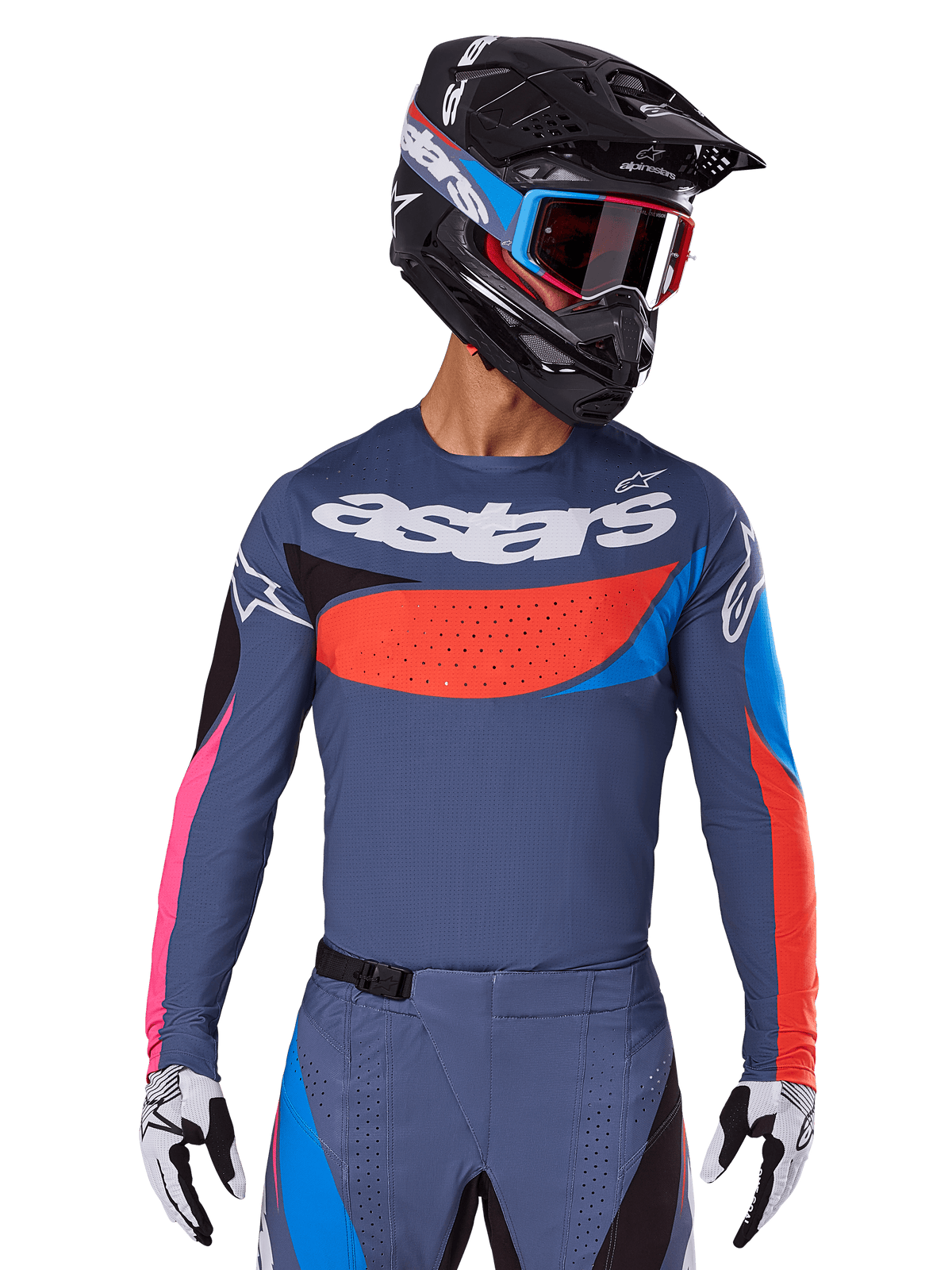 Alpinestars 2025 Techstar Dreem Jersey, motocrosströja, grå med blå, röda och rosa detaljer, med laserskurna perforeringar och stor logotyp på bröstet, bärs med matchande byxor och svart racinghjälm
