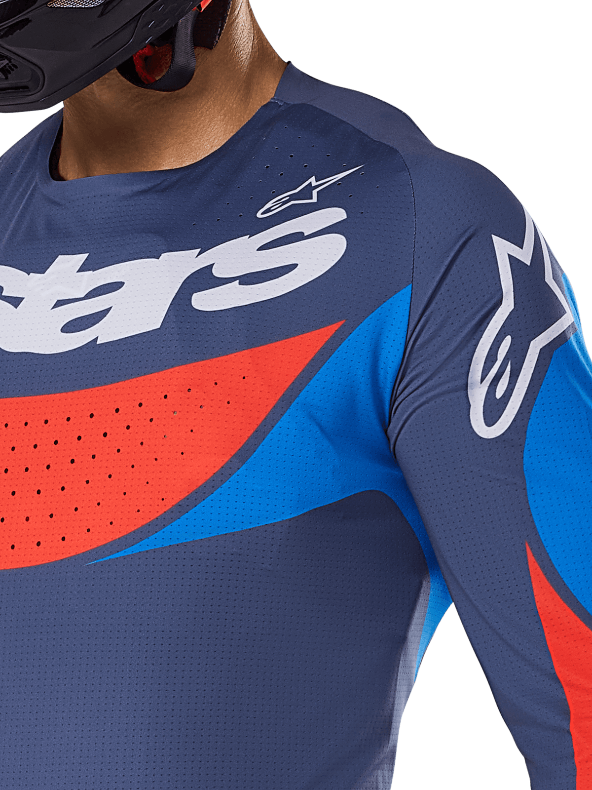 Närbild på Alpinestars 2025 Techstar Dreem jersey, marinblå med klarblå och orangea detaljer, vit Alpinestars-logotyp på bröstet och axeln, laserskurna perforeringar för ventilation