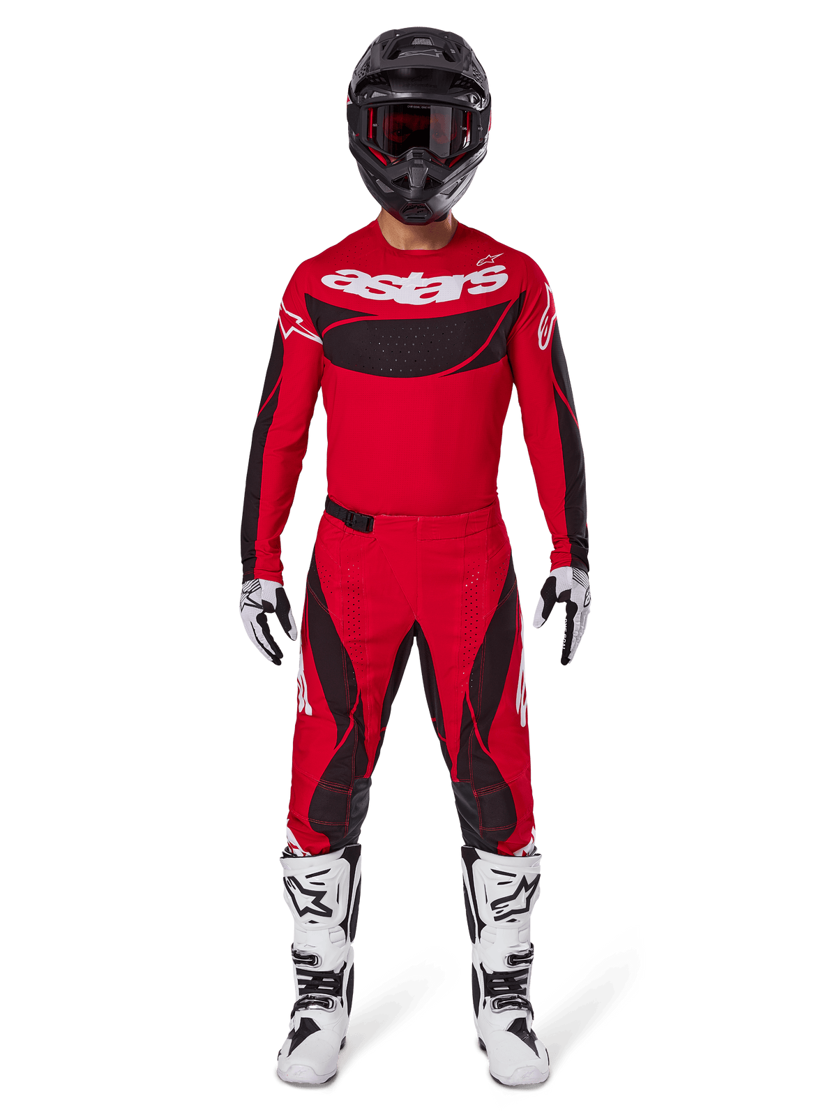 Motocrossförare klädd i Alpinestars 2025 Techstar Dreem utrustningsset, klaröd tröja med svarta paneler och vit 'astars'-logotyp, matchande röda och svarta byxor, svart hjälm, vita och svarta stövlar och handskar, komplett outfit för terrängkörning