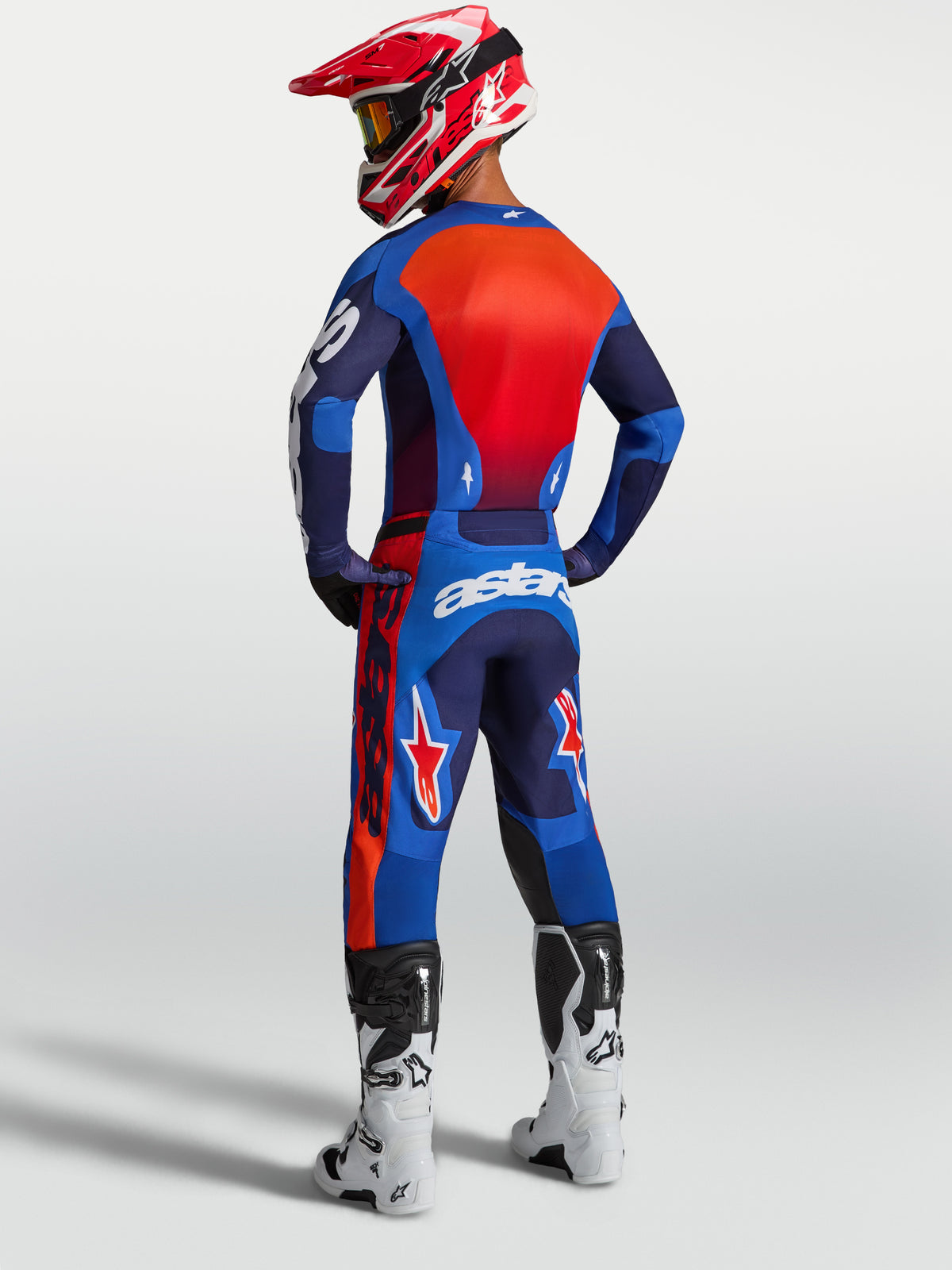 Alpinestars Racer Hunt tröja, blå och röd motocrosströja för herrar, fukttransporterande polytyg, sedd bakifrån på modell.