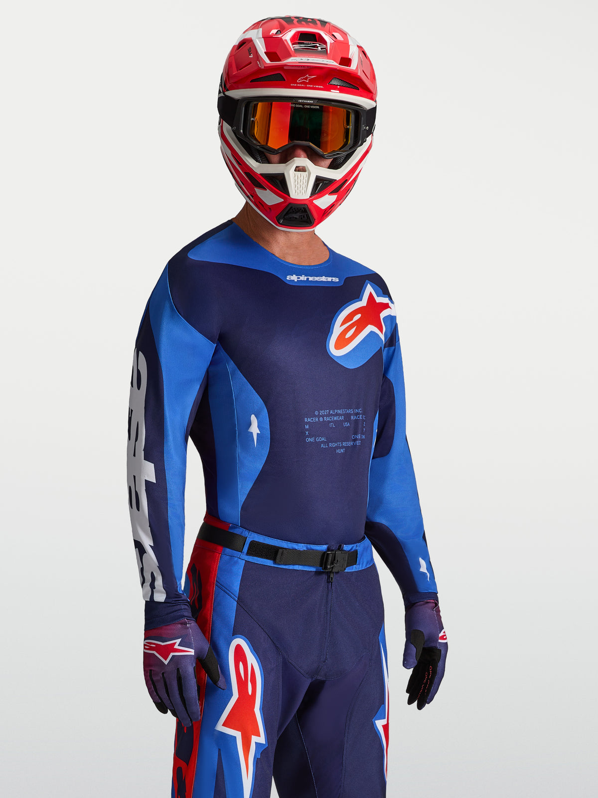 Alpinestars Racer Hunt tröja, motocrosströja i blått och rött med fukttransporterande tyg, bärs av modell.