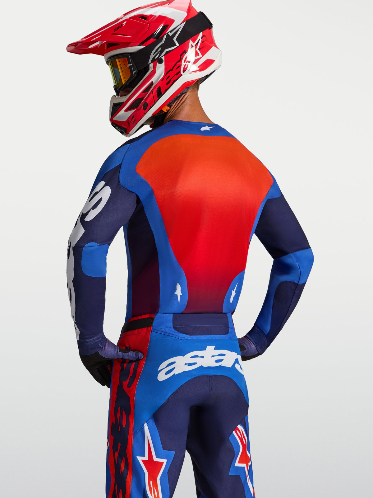 Alpinestars Racer Hunt tröja, motocrosströja för herr, blå och röd, sedd bakifrån på modell med fukttransporterande polytyg.