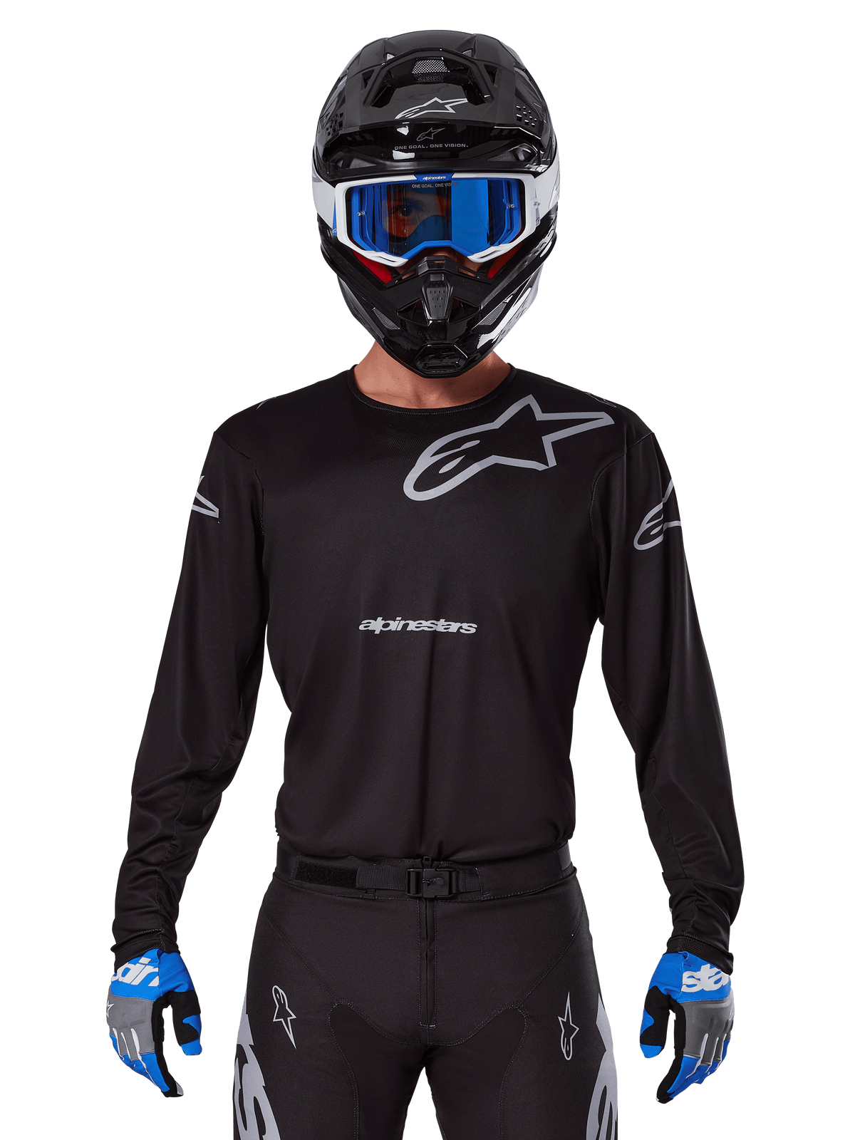 Alpinestars 2025 Racer Graphite tröja, motocross-tröja, svart med grå logotyper, bärs med matchande svart hjälm, blå goggles och blå och grå handskar, formpassande prestandadesign med logotyper på bröst och ärmar