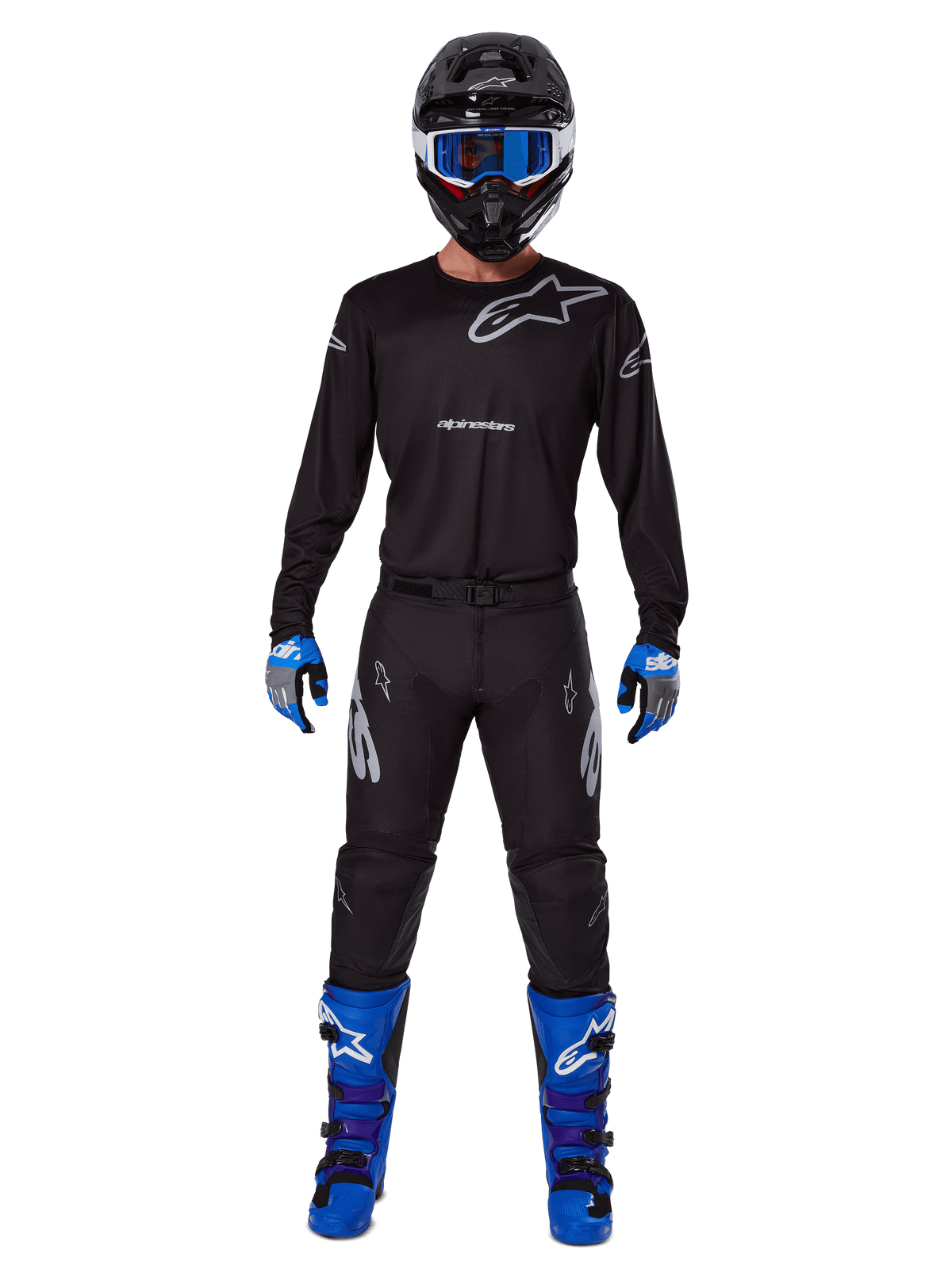 Alpinestars 2025 Racer Graphite Gear Set, motocrossförare iförd komplett racingutrustning, svart långärmad tröja med grå Alpinestars-logotyper, svarta byxor, svart hjälm med blå goggles, blå och grå handskar, blå och svarta stövlar, koordinerad outfit för offroad-motocrosskörning