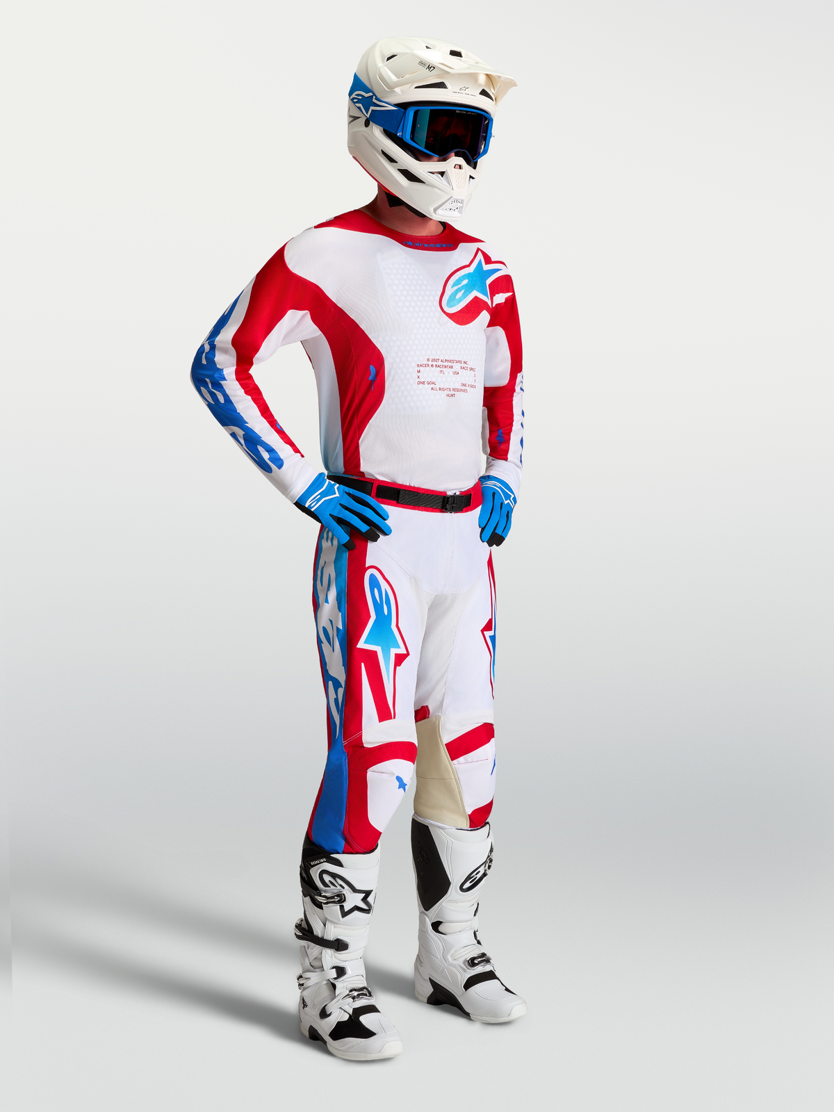 Alpinestars Racer Hunt tröja på modell, motocrosströja för herr, vit, röd och blå, fuktavledande tyg för terrängkörning.