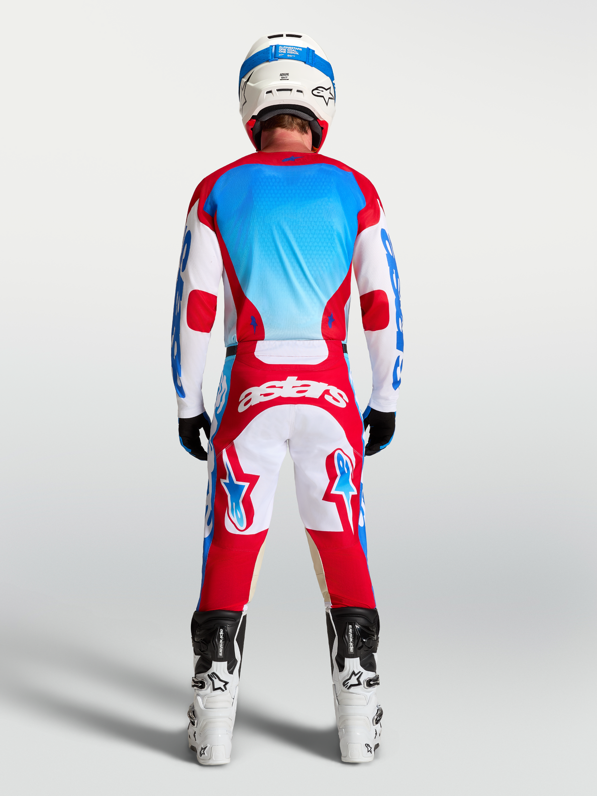 Alpinestars Racer Hunt byxor och Racer Hunt gear set, röda, vita och blåa motocrosskläder, vy bakifrån på modell.