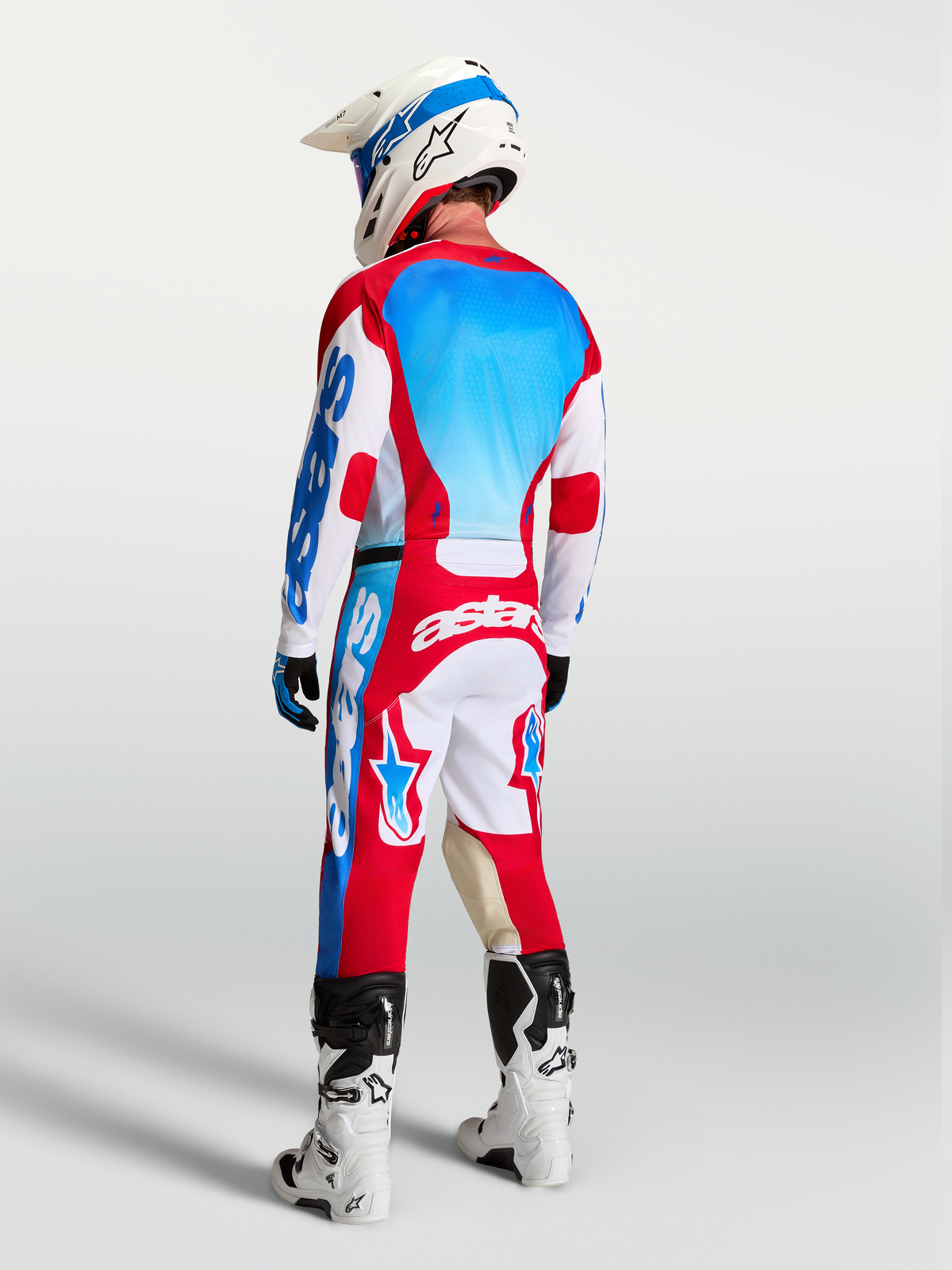 Alpinestars Racer Hunt gear set och byxor, röd, vit och blå motocrossutrustning för herr, vy bakifrån på förare.