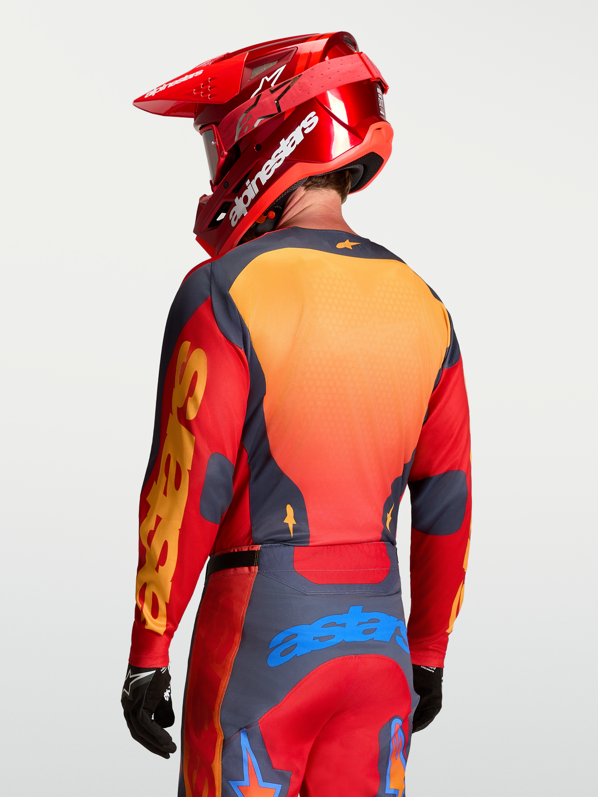 Alpinestars Racer Hunt tröja, röd och grå motocrosströja för herrar med ventilerande mesh, visas bakifrån på modell.