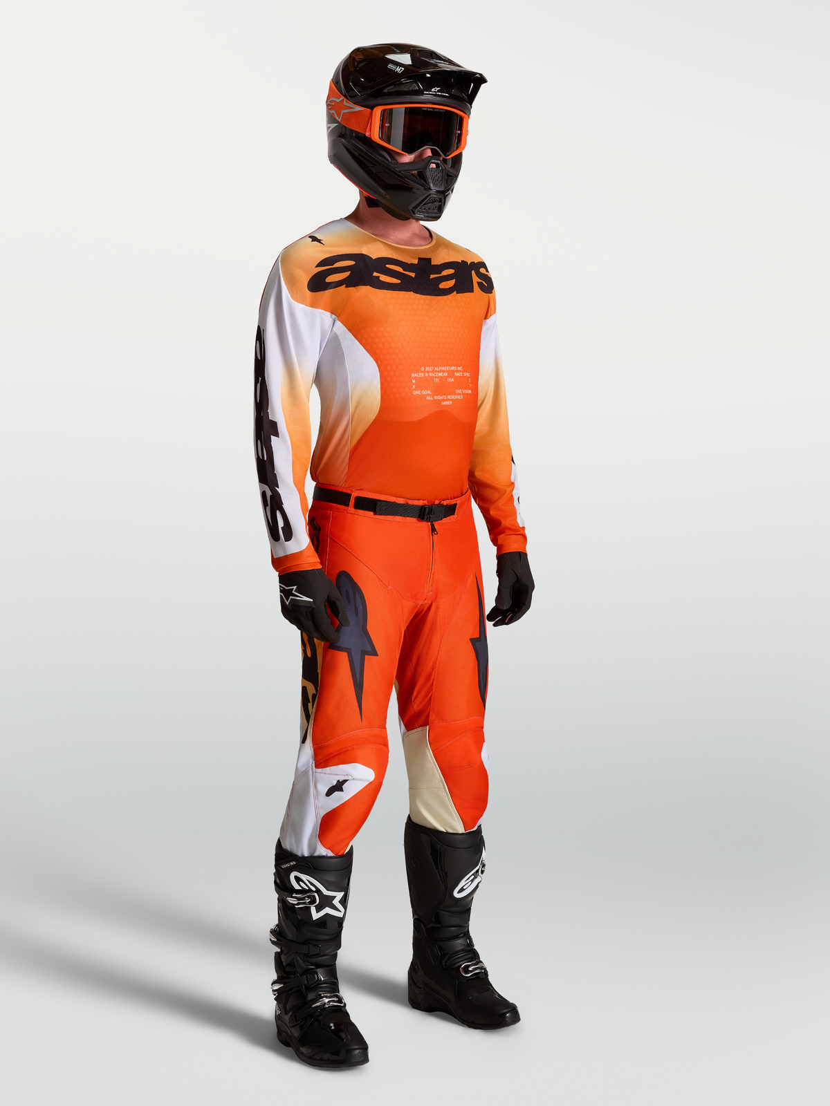 Alpinestars Racer Amber gear set, motocrosströja och byxor för herr, orange och vit, atletisk racingpassform.