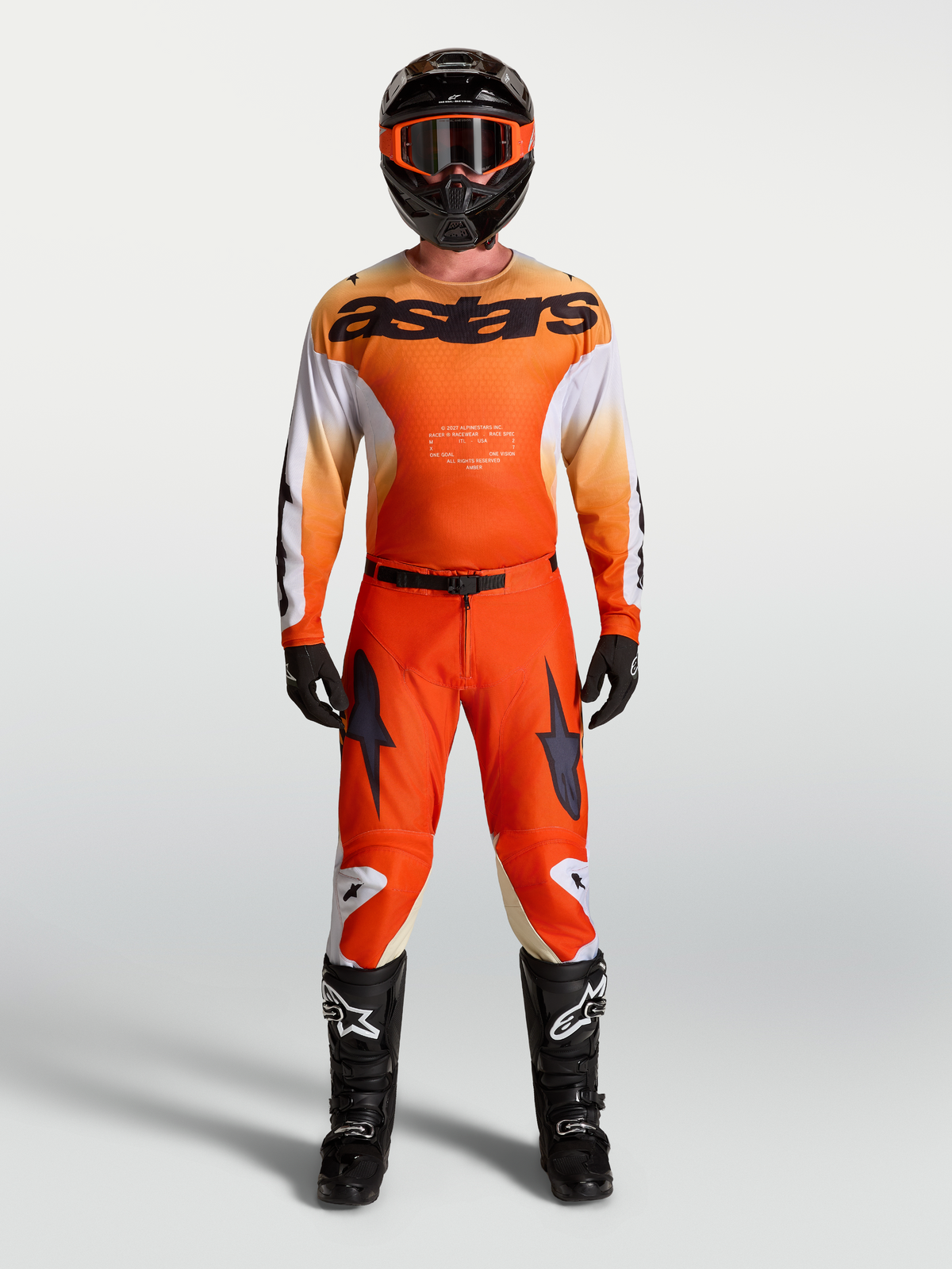 Alpinestars 2027 Racer Amber Gear Set och byxor, orange och svart motocross-ställ för racingprestanda, på modell.