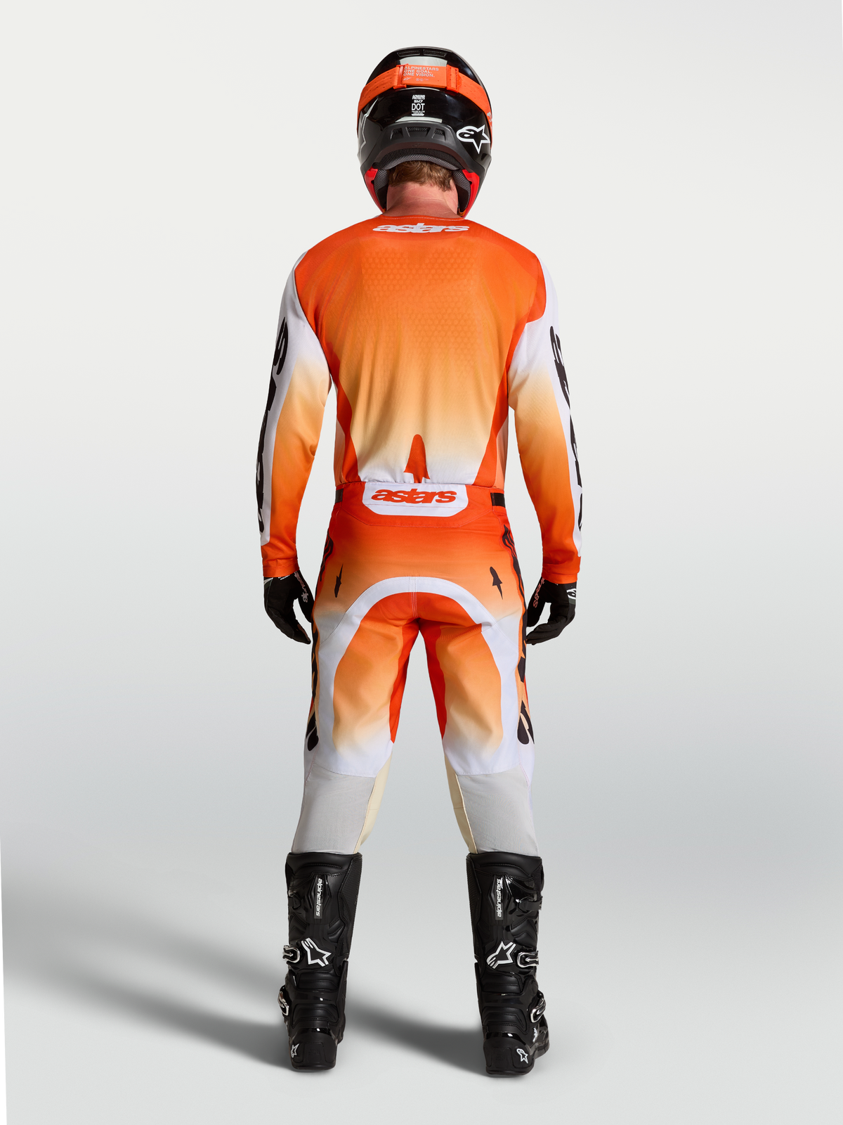 Alpinestars Racer Amber tröja, vy bakifrån på modell, orange och vit motocrosströja med andningsbar racingpassform.