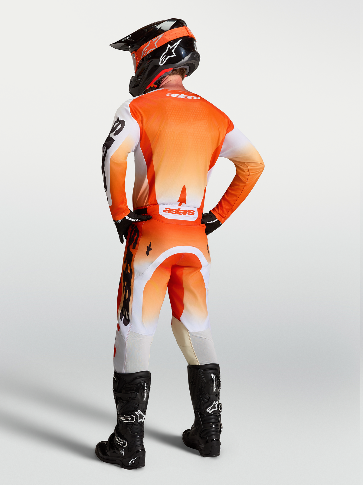 Alpinestars Racer Amber byxor och ställ, orange och vita, motocrossutrustning för herr, vy bakifrån på modell med race-passform.