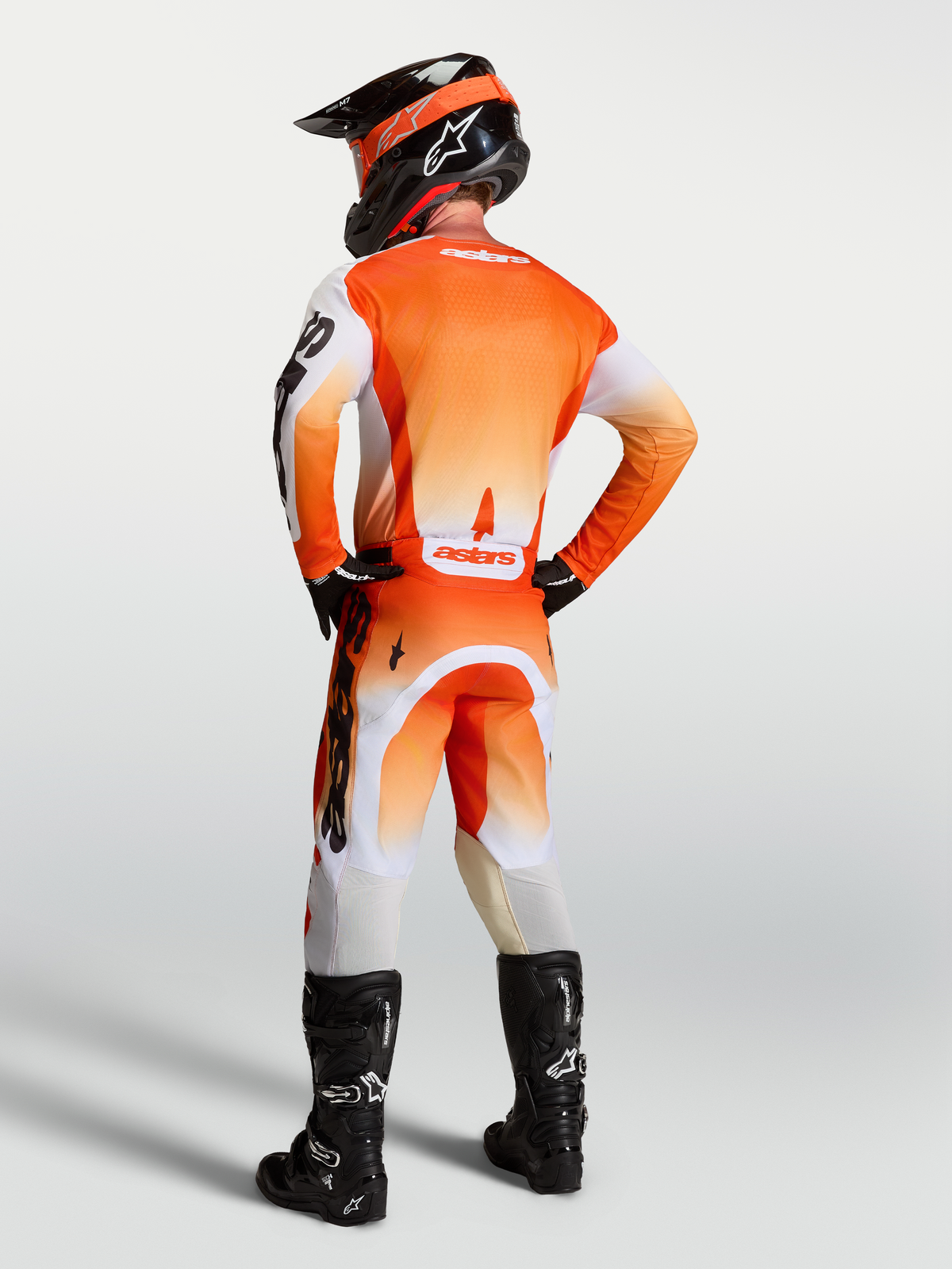 Alpinestars Racer Amber tröja, orange och vit motocrosströja, vy bakifrån i fuktavledande polytyg och tävlingspassform.