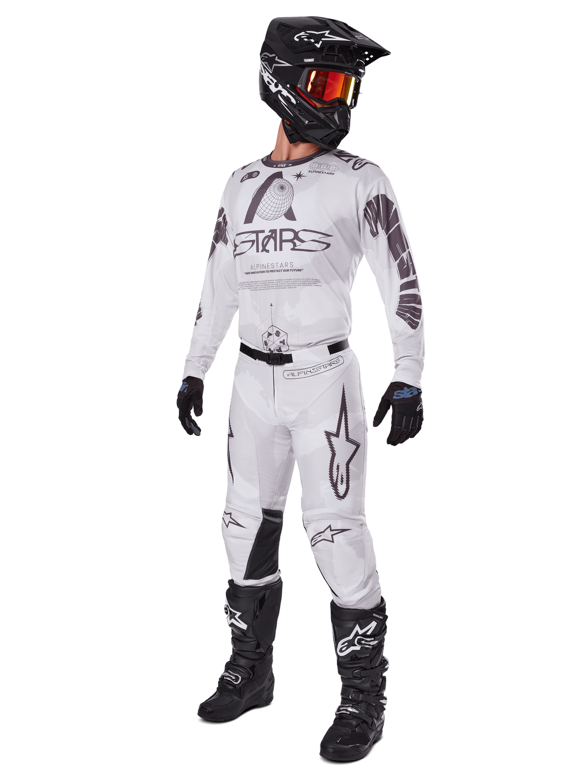 Alpinestars 2025 Racer Hollow utrustningsset, motocrosskläder, vit och grå, tröja och byxor med tydlig 'STARS'-logotyp, svart hjälm med orange-röda tonade goggles, svarta handskar och stövlar, komplett professionell utrustning för terrängkörning