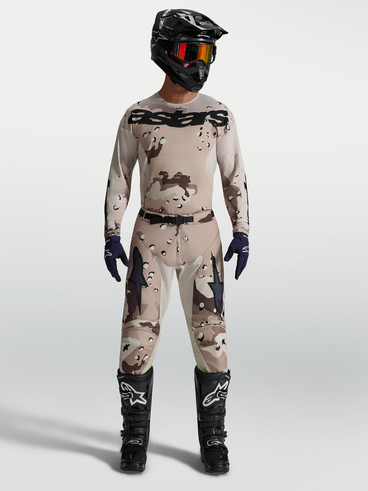 Alpinestars 2027 Racer Lone tröja och utrustningsset, komplett motocrossutrustning i desert camo och svart, förböjd prestandapassform för terrängkörning.
