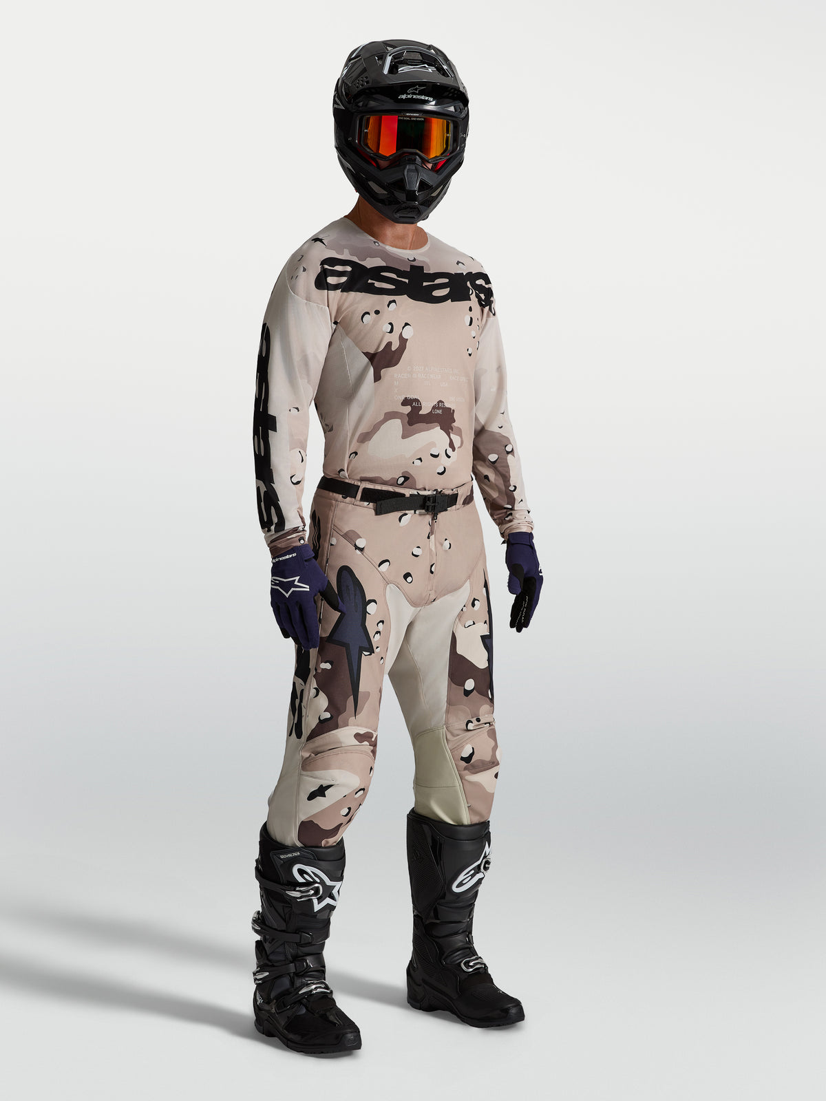 Alpinestars Racer Lone tröja, motocrosströja för herr i ökenkamouflage och svart, fukttransporterande och lätt konstruktion bärs av modell med matchande utrustning för terrängkörning