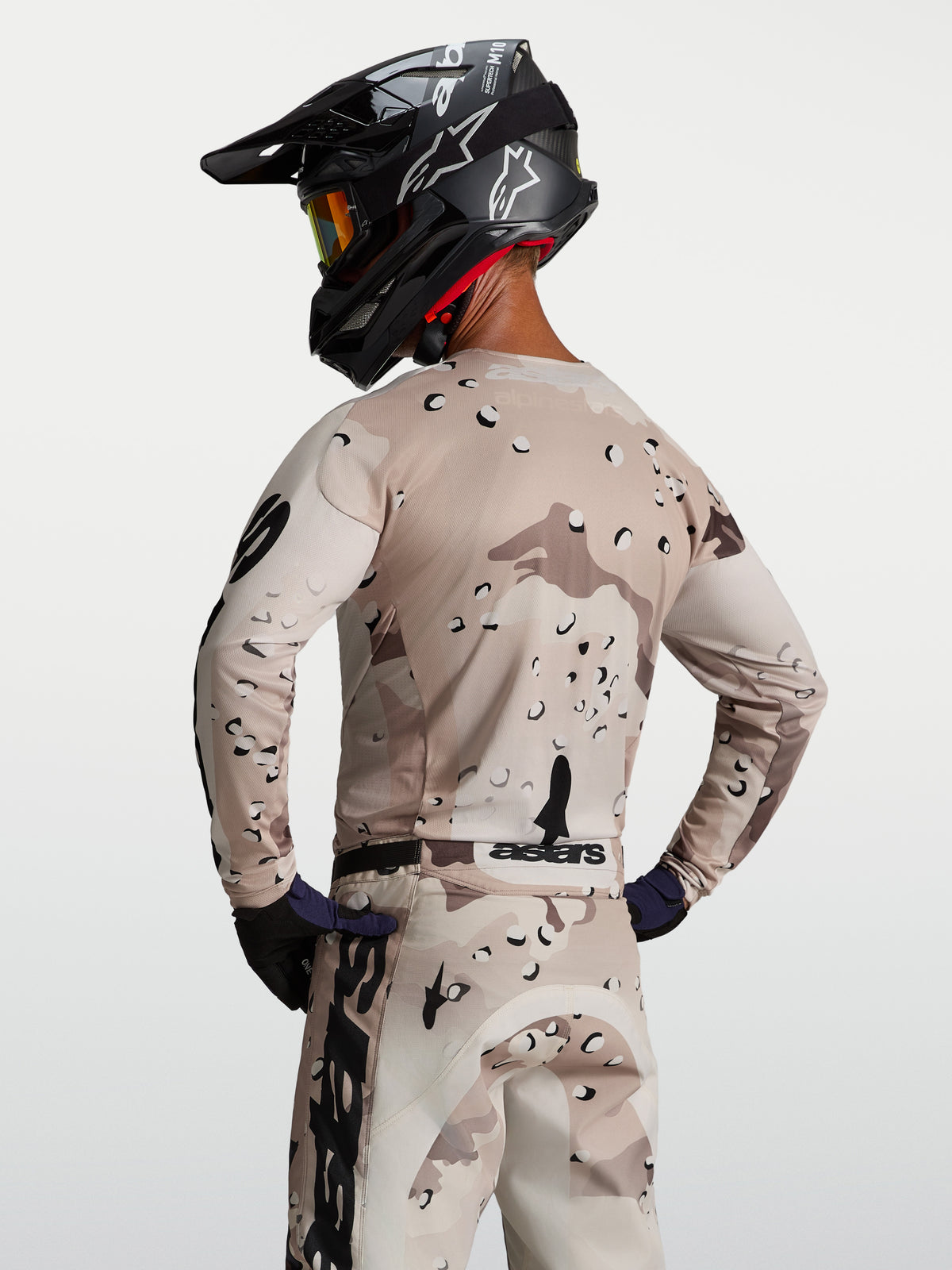 Alpinestars Racer Lone tröja för herr i desert camo och svart, fukttransporterande motocrosströja som visas bakifrån.