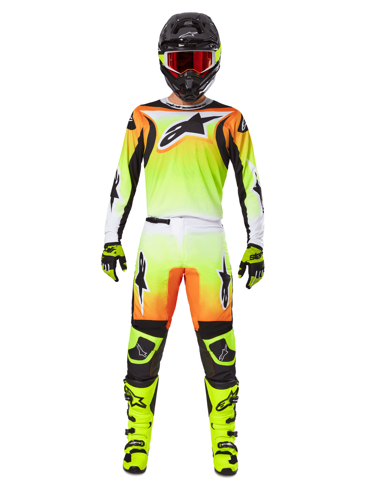 Motocrossförare i komplett racingutrustning, Alpinestars 2025 Fluid Wurx-utrustningsset, gul och svart med orangea och vita detaljer, tröja med stor logotyp framtill, matchande byxor, svart hjälm med rödtonade goggles, neongula stövlar, koordinerad outfit för terrängkörning