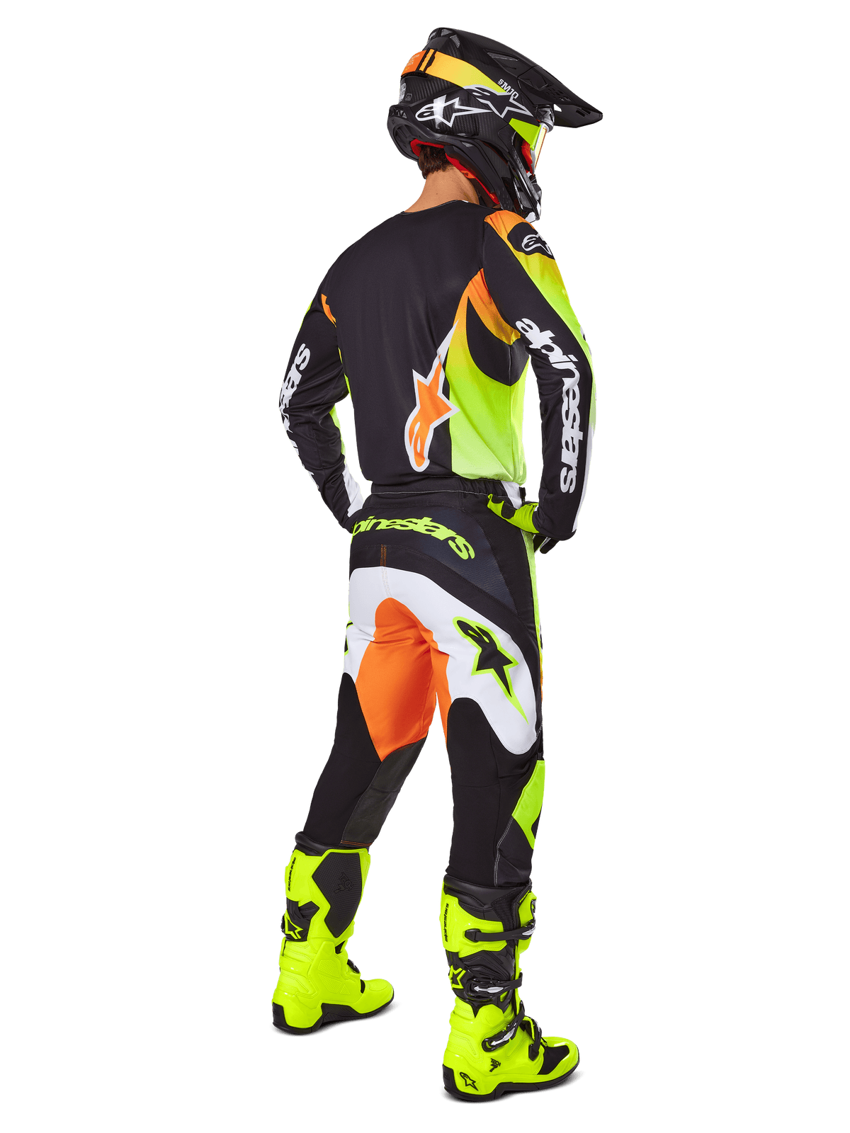 Alpinestars 2025 Fluid Wurx Gear Set, motocrosströja och byxor i gult, svart och orange, sedd bakifrån i trekvartsvy, matchat med en svart hjälm och klargula stövlar, professionell offroad-racingutrustning
