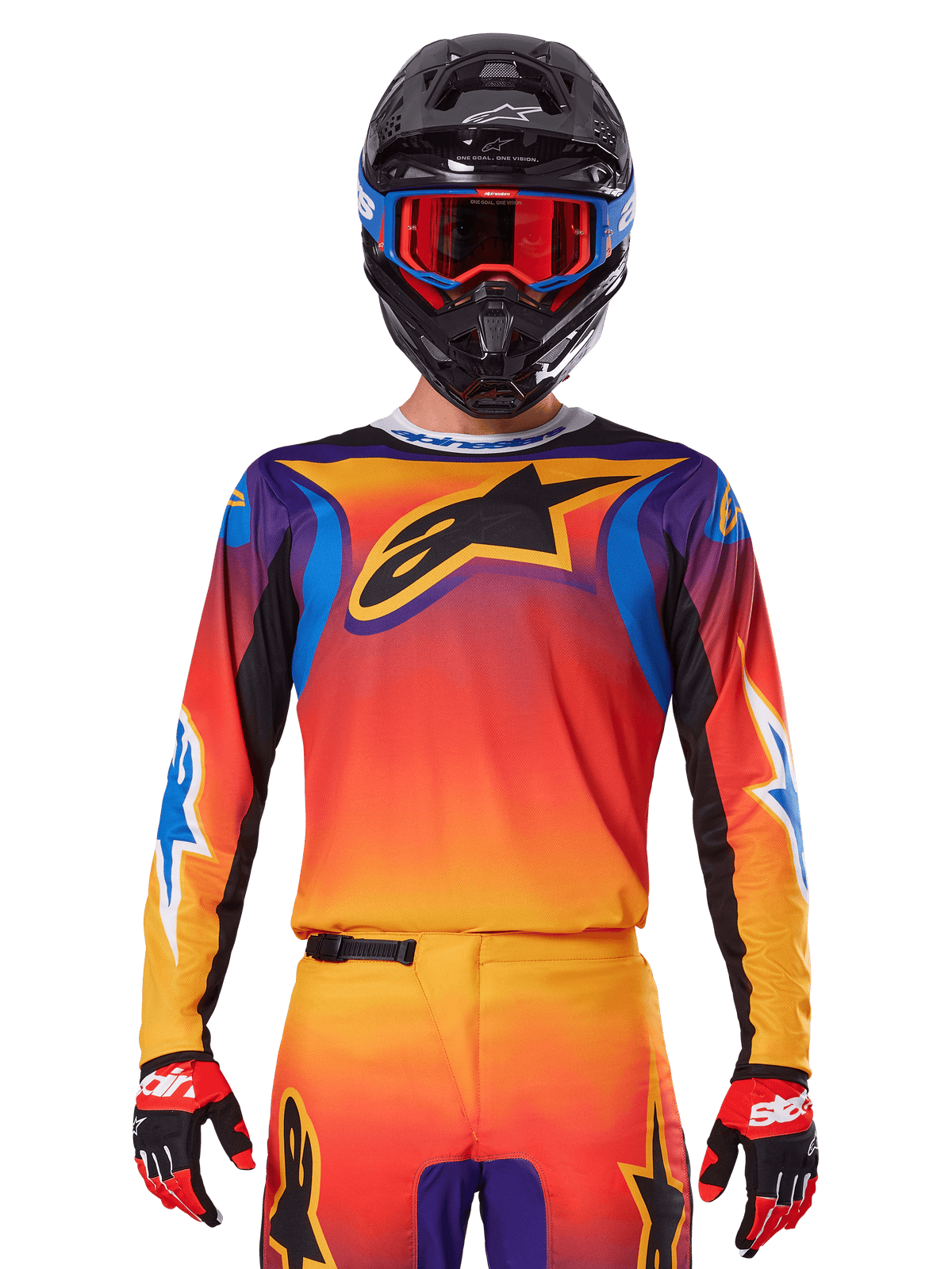 Alpinestars 2025 Fluid Wurx tröja, mångfärgad motocrosströja med orange och röd toning och lila accenter, bärs med matchande utrustning, svart hjälm med blå och röda goggles och röda handskar, med en stor svart stjärnlogotyp på bröstet.
