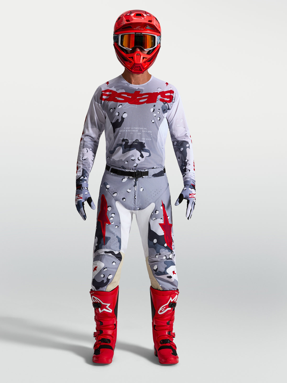 Alpinestars Racer Air Lone motocrosströja, grå camo och röd, ventilerande mesh, visas på modell med matchande utrustning.