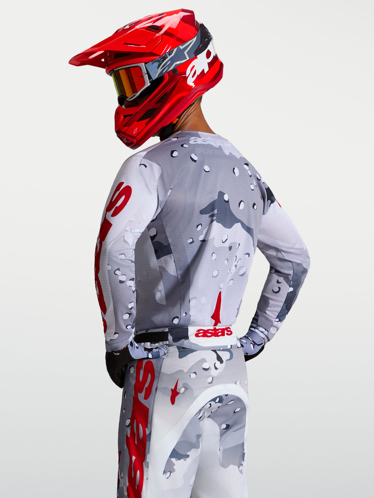 Alpinestars Racer Air Lone tröja, herrmodell i grå camo och röd, ventilerande mesh för terrängkörning, sedd bakifrån.