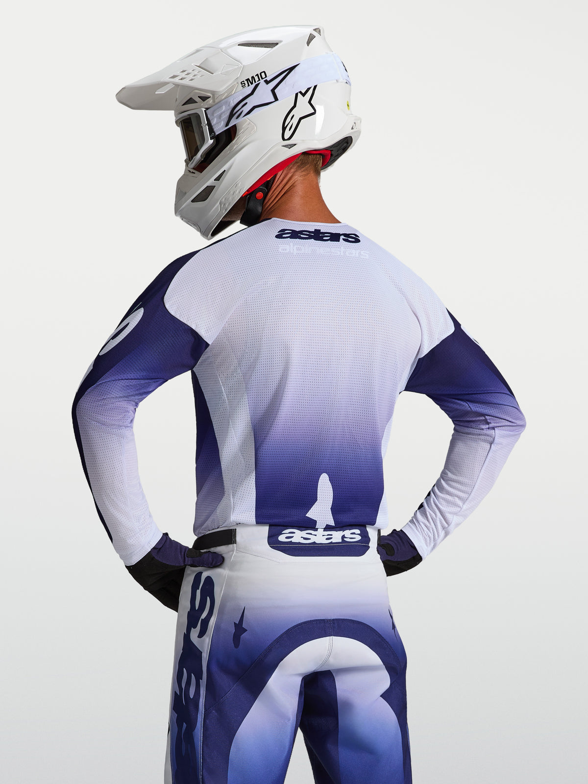 Alpinestars Racer Air Amber tröja, blå och vit MX-tröja för herrar, vy bakifrån med ventilerande meshkonstruktion.
