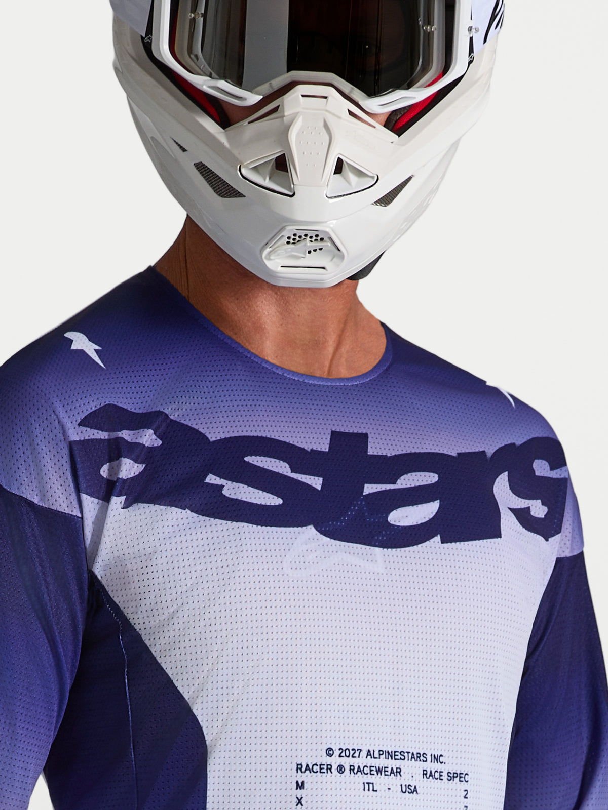 Alpinestars Racer Air Amber tröja, blå och vit motocross-racingtröja i mesh med astars-logotyp, bärs av modell med hjälm