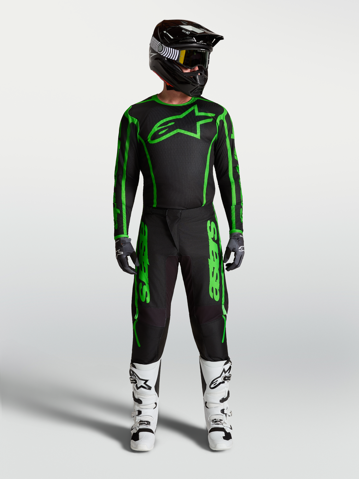 Alpinestars Fluid Apex V2 tröja och gear set, svart och neongrön motocrossutrustning för herr med vita motorcykelstövlar.