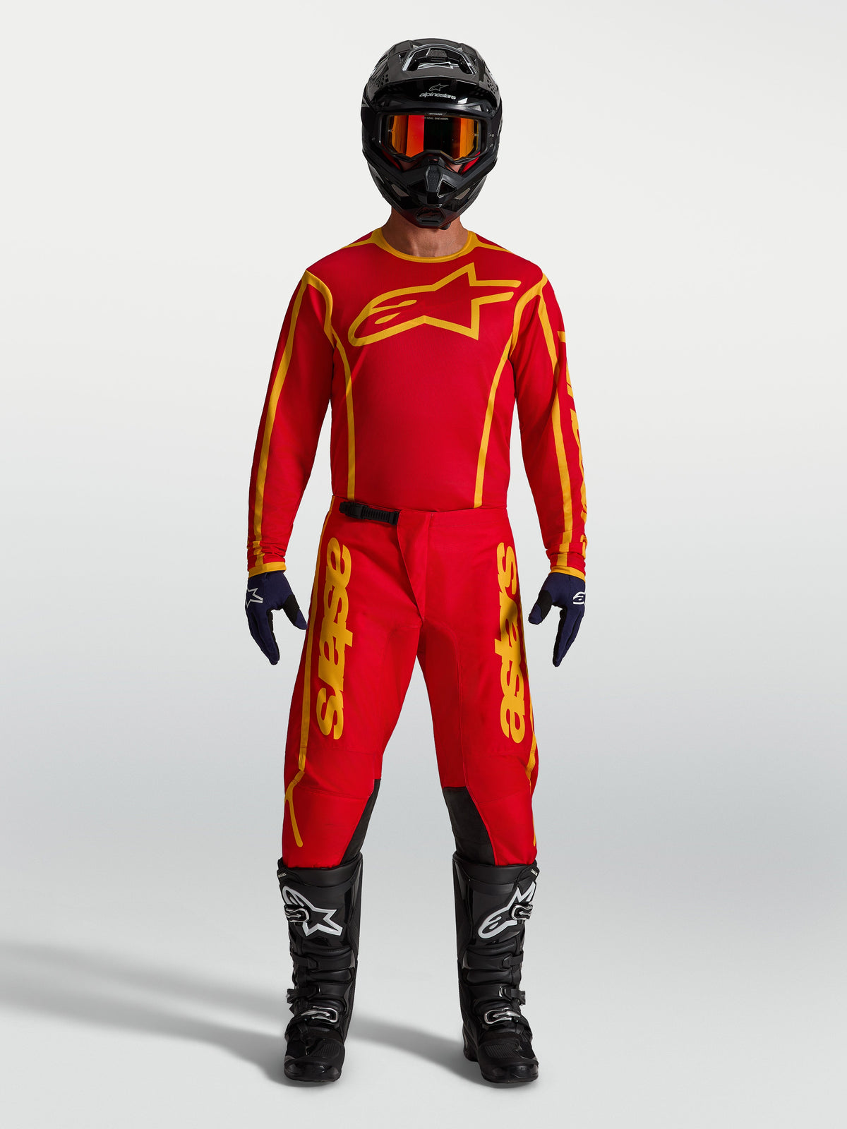 Alpinestars Fluid Apex V2 tröja och utrustningsset, motocrossutrustning, herr, röd och guld, fuktavledande textil på modell