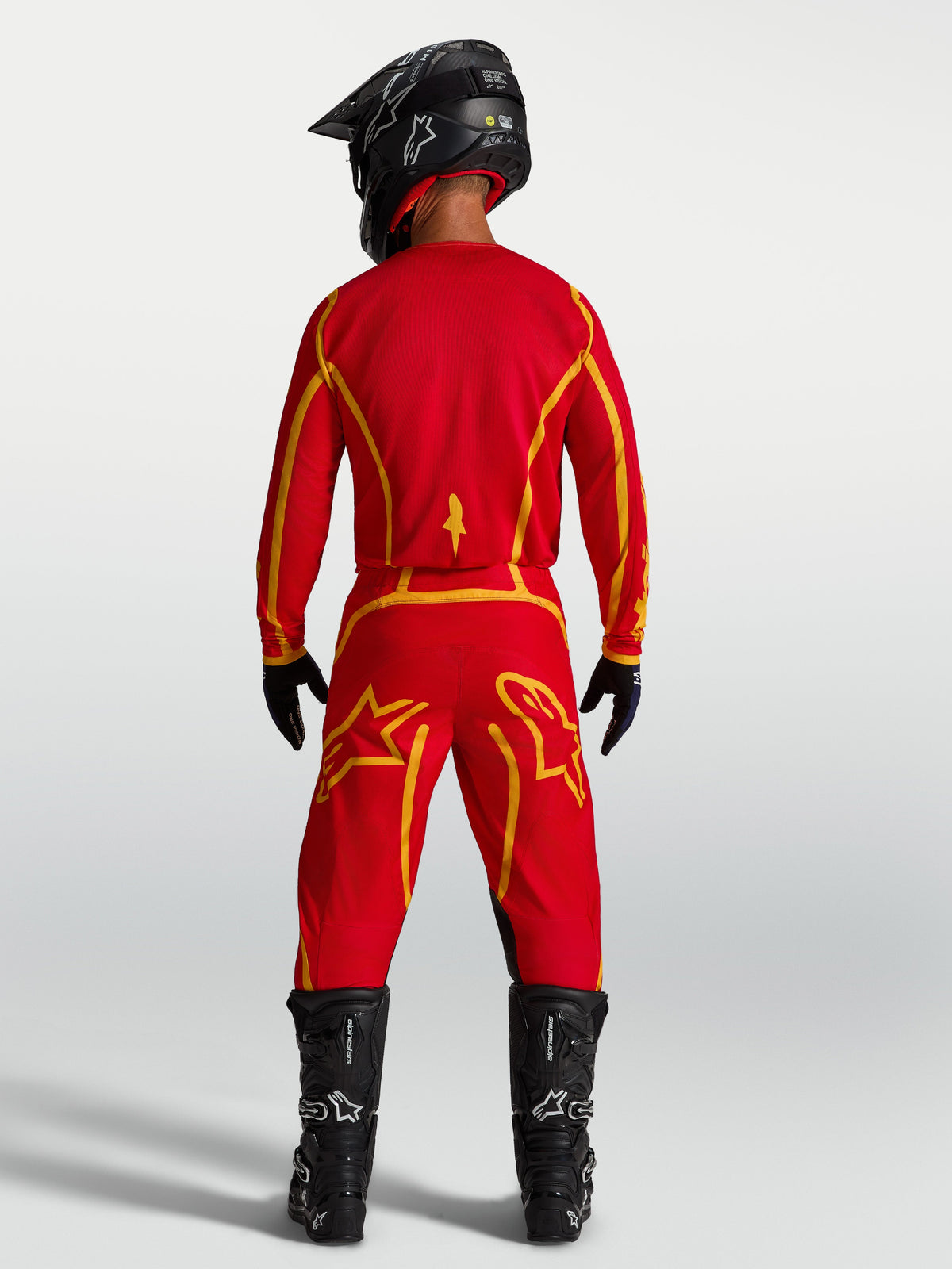 Alpinestars Fluid Apex V2 tröja, brandröd och guld, fuktavledande herrmotocrosströja för terrängkörning, vy bakifrån på modell