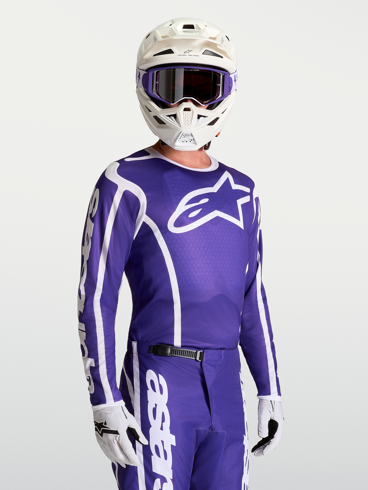 Alpinestars Fluid Apex V2 tröja, djupblå och vit motocrosströja för herr, fukttransporterande material, visas på modell.