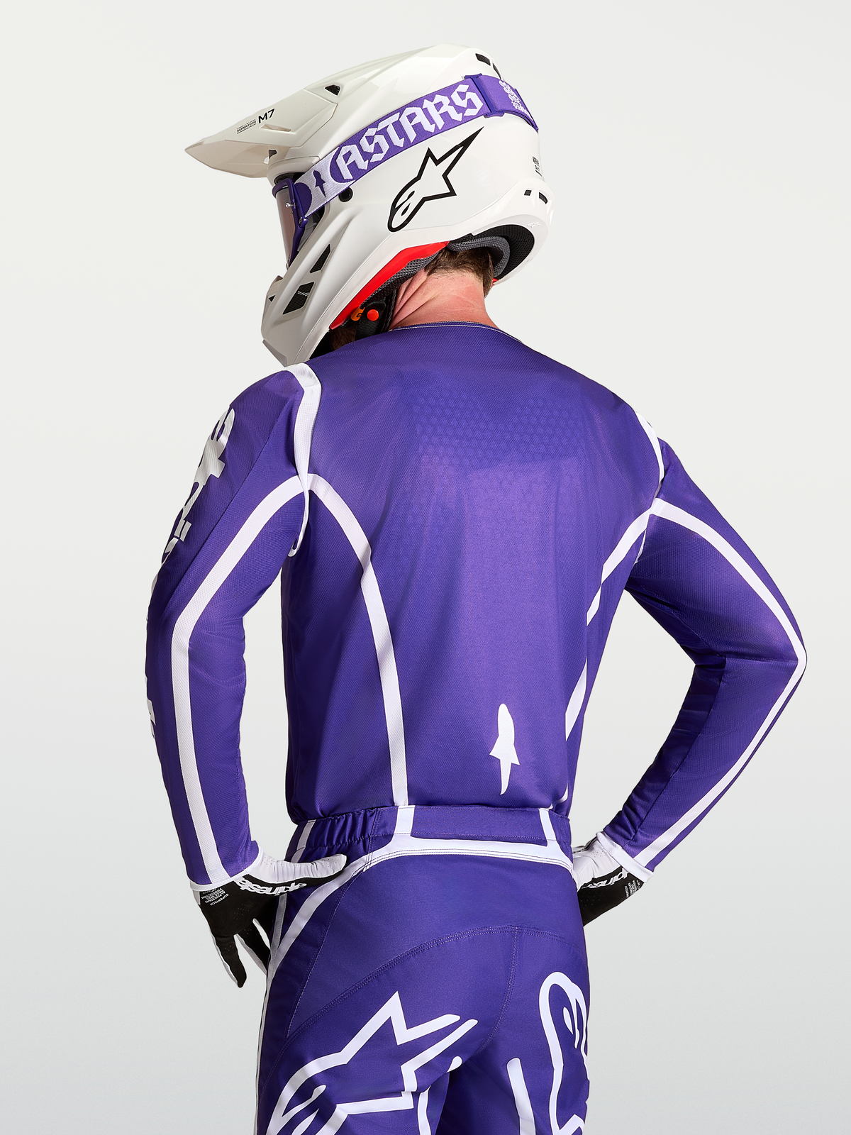 Alpinestars Fluid Apex V2 tröja, motocrosströja i djupt blått och vitt sedd bakifrån, lätt polytyg som andas med fukttransporterande egenskaper för terrängkörning.