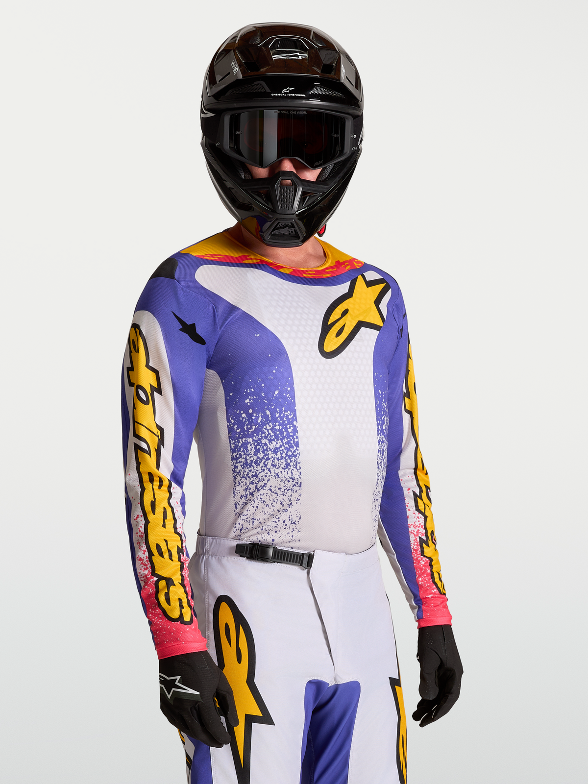 Alpinestars Fluid Drag tröja, blå och gul motocrosströja för herr, fuktavledande tyg för terrängkörning, visas på modell.