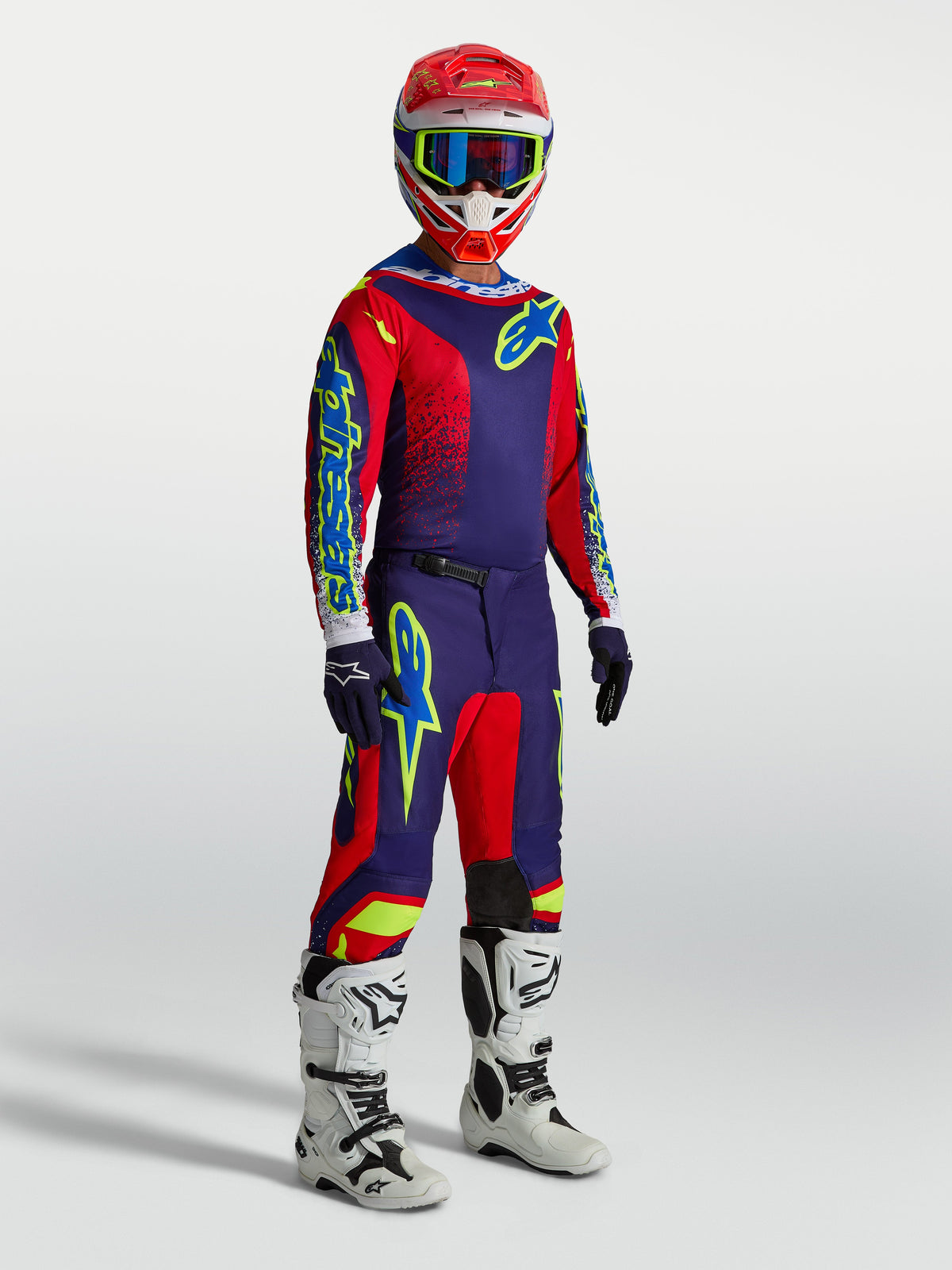 Alpinestars Fluid Drag tröja, marinblå och eldröd motocrosströja för herrar, fuktavledande material, bärs av modell med vita stövlar, för terrängkörning