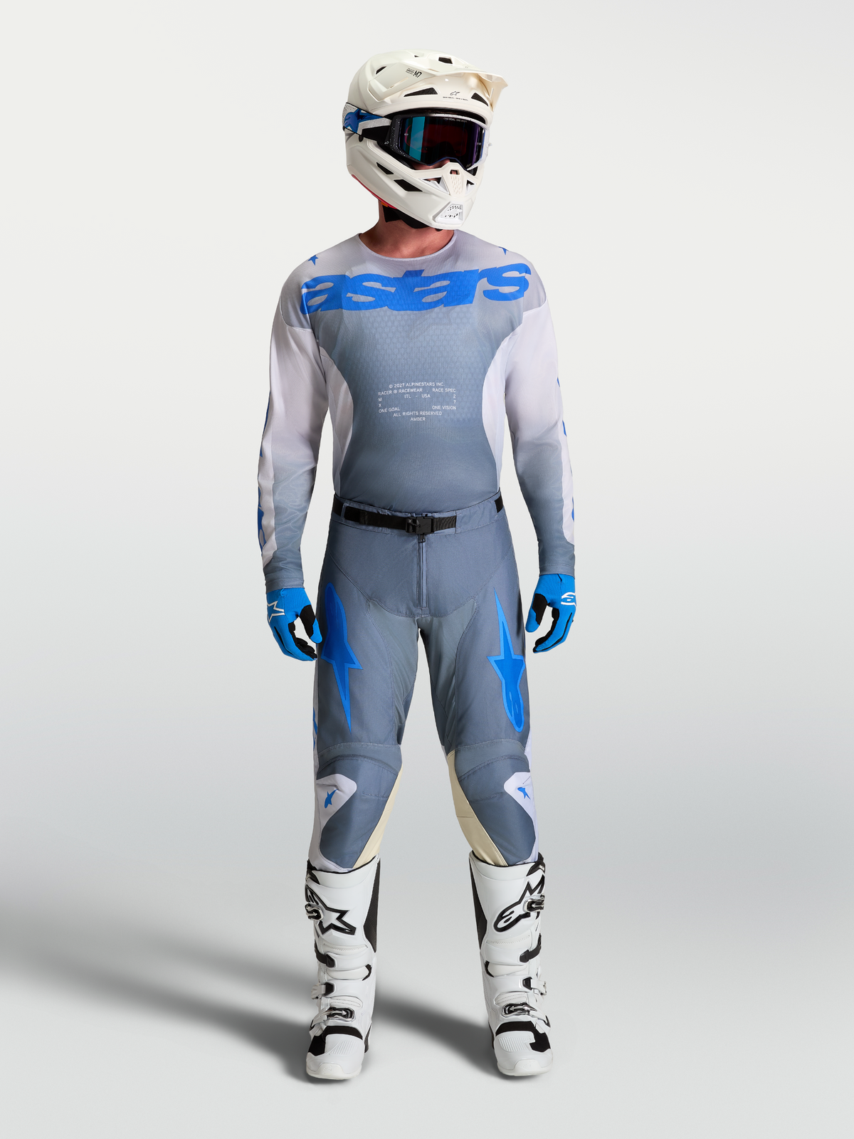 Alpinestars Racer Amber byxor och tröja, herrmotocross-set, askgrå och UCLA blå, vita stövlar och hjälm, professionell utrustning för terrängkörning