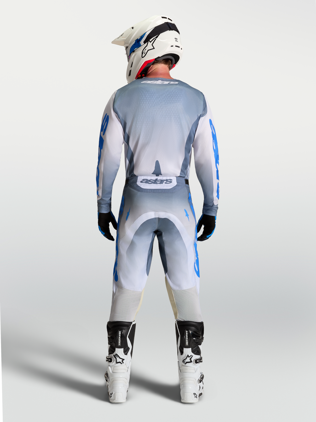 Alpinestars Racer Amber tröja, motocrosströja för herr, grå och blå, vy bakifrån på modell med utrustning för terrängkörning