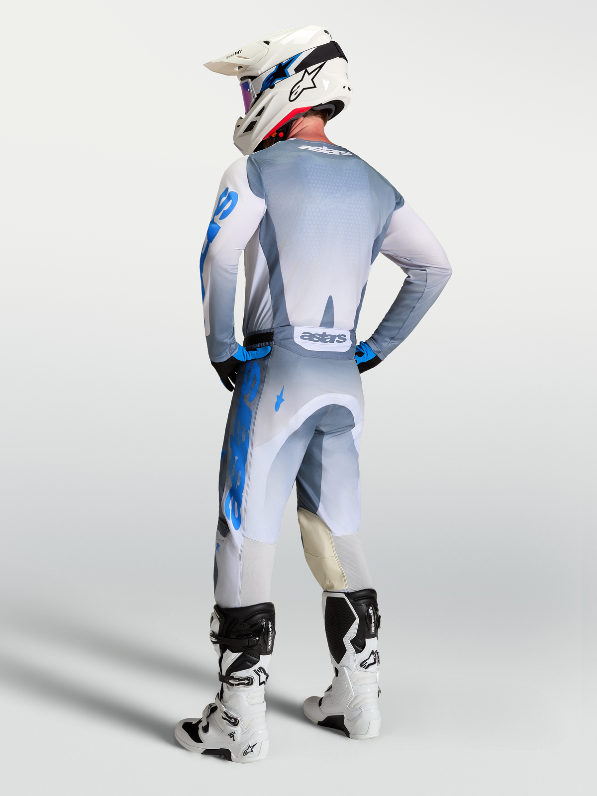 Alpinestars Racer Amber tröja, motocrosströja för herr i grått och blått, vy bakifrån som visar ergonomisk tävlingspassform för terrängkörning