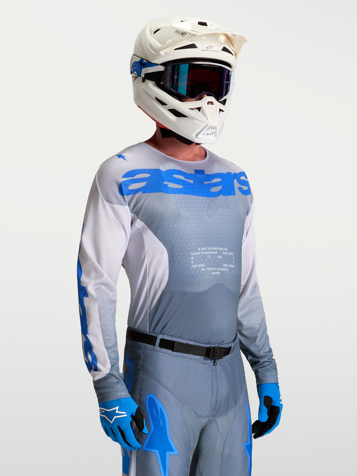 Alpinestars Racer Amber tröja, grå och blå motocrosströja för herr, fukttransporterande material, bärs på modell.