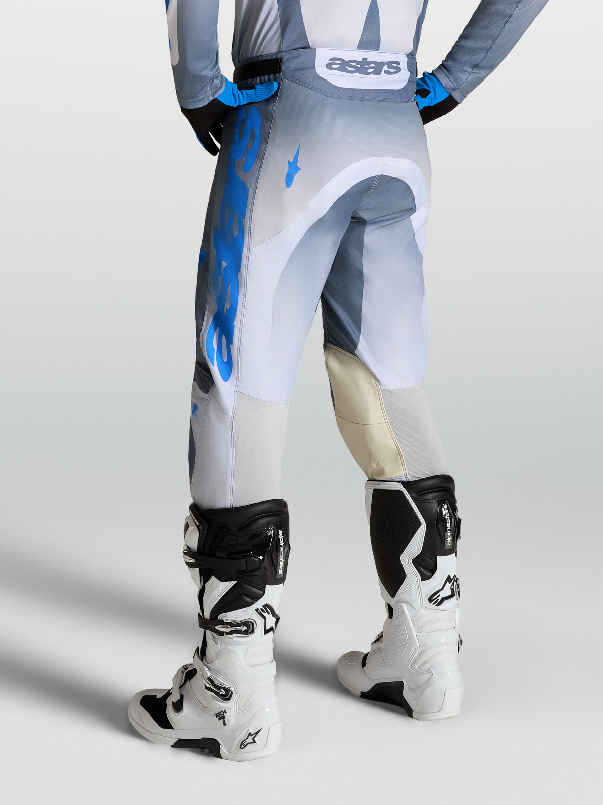 Alpinestars Racer Amber byxor, motocrossbyxor för herr, askgrå och blå, läderpaneler på knän och ventilation, bakifrån på modell