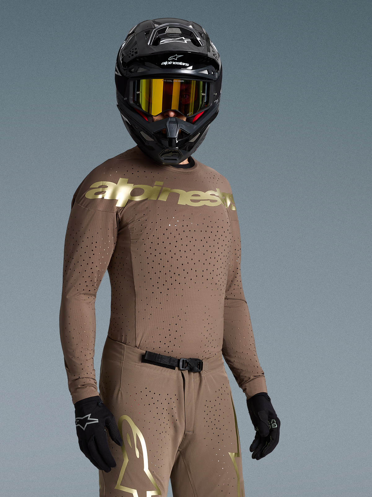 Alpinestars Begränsad Upplaga Supertech Air Gold utrustningsset, brunt och guld motocross-kit med laserutskuren ventilation.
