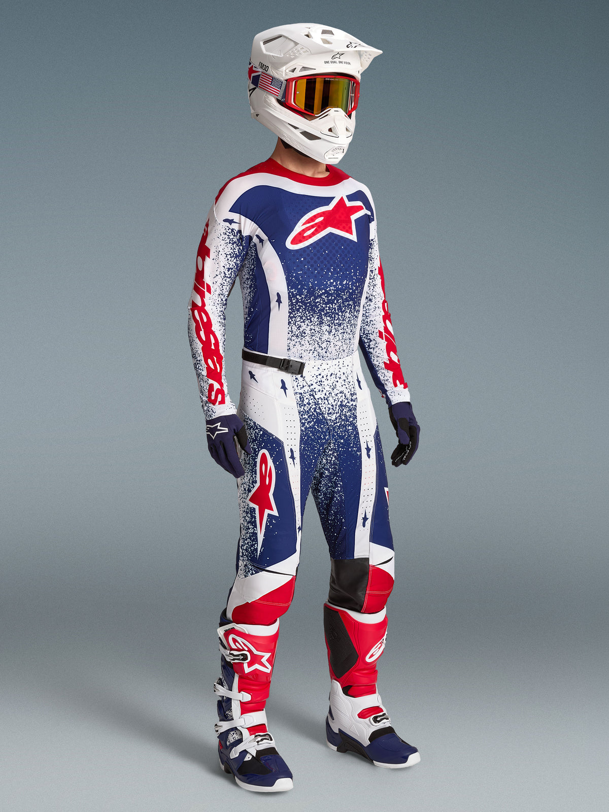 Alpinestars Techstar Unity tröja, limited edition motocrossutrustning för herrar, röd, vit och blå, atletisk racingpassform, bärs av modell