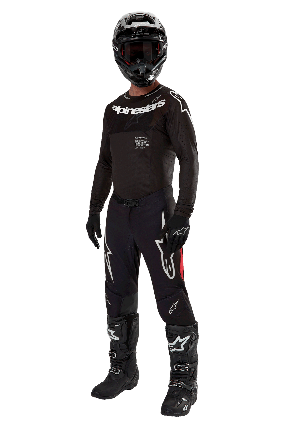 Motocrossförare i komplett racingutrustning, 2024 Supertech Ward Jersey i Black Red Berry, svart tröja med vit Alpinestars-logotyp, svarta byxor med röda sidopaneler och stora vita Astars-logotyper, svart hjälm, handskar och stövlar, matchande pro-utrustning för terrängkörning