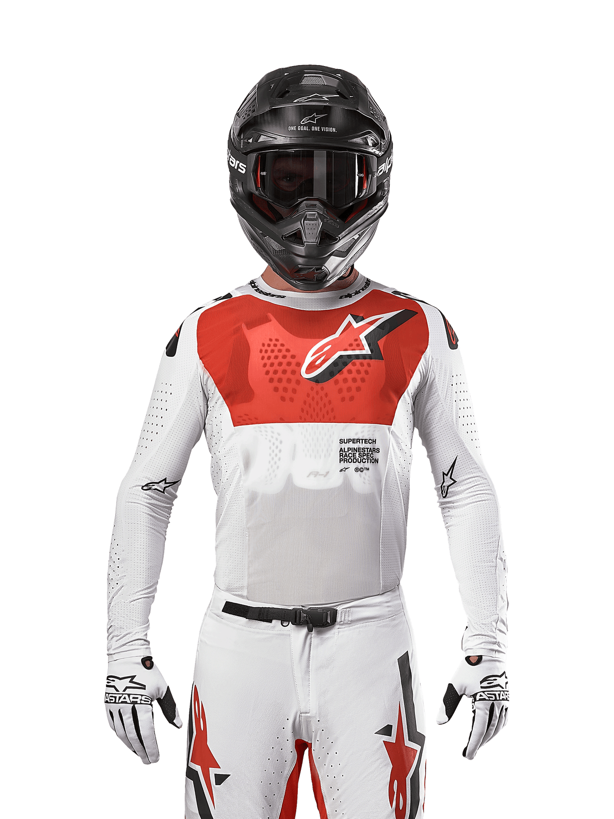 Motocrossförare som bär Alpinestars 2024 Supertech Ward Jersey i White Hot Orange, vit stretchig mesh-tröja med framträdande röd bröstgrafik och logotyp, svart hjälm med mörka goggles, vita handskar, professionell utrustning för terrängkörning